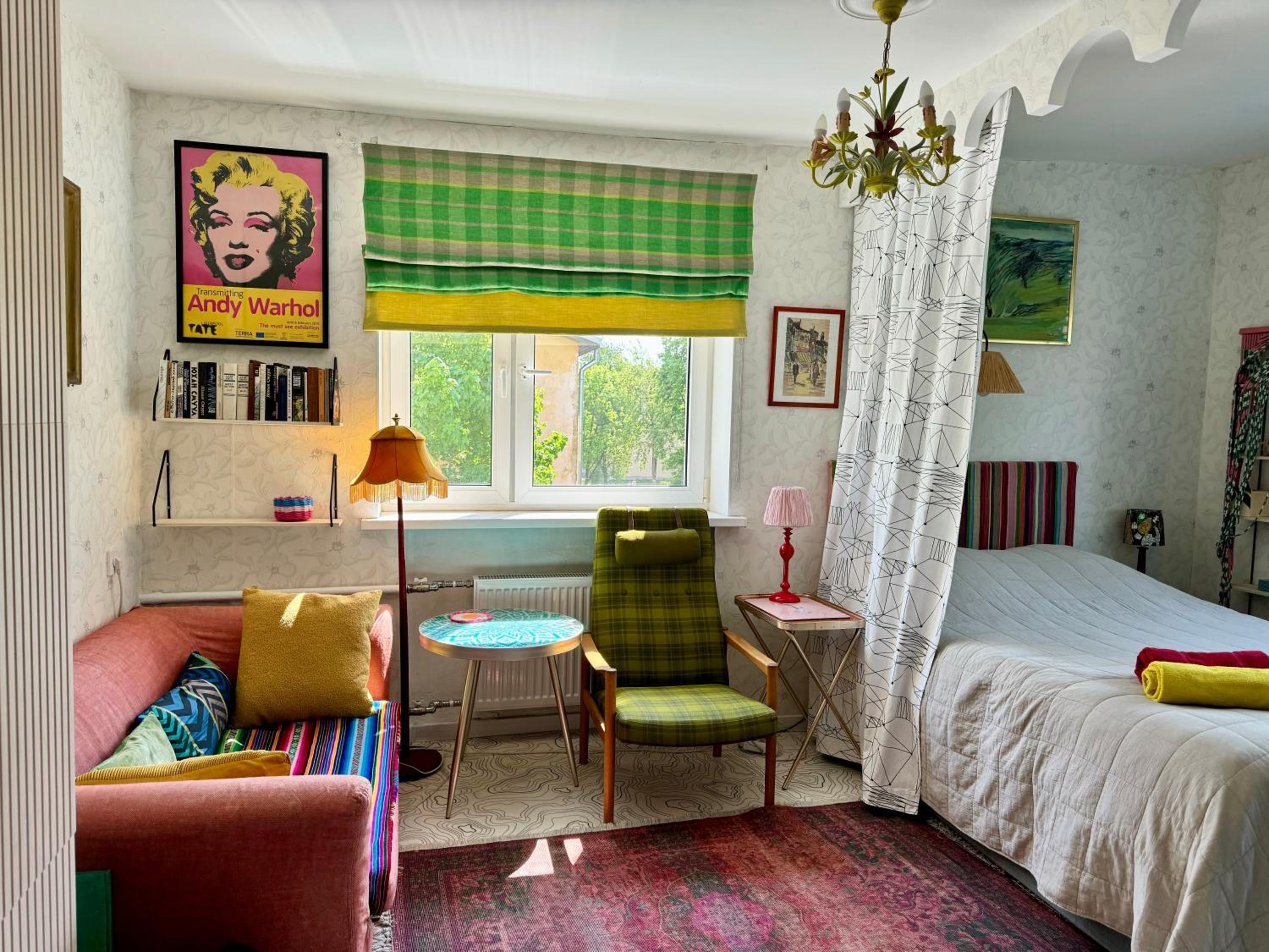 LITTLE LONDON ONE boutique apartment Netflix TV Old Town