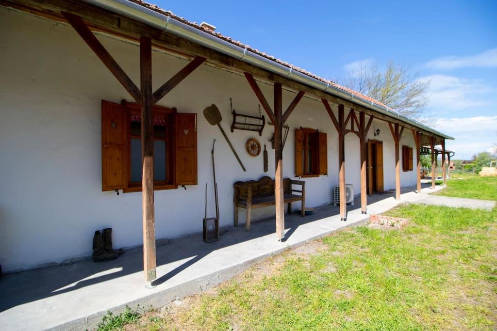 Tulipános Porta