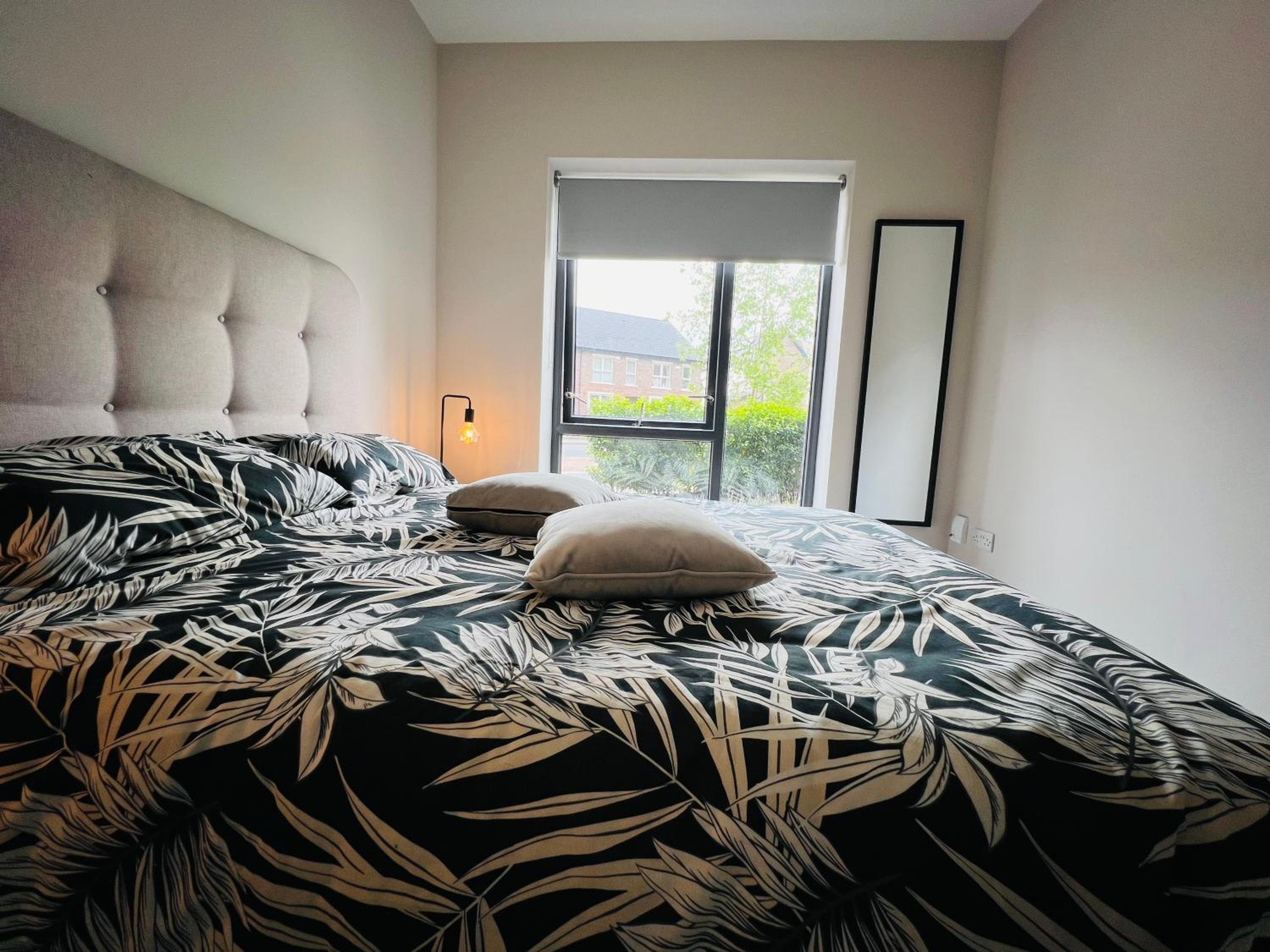 PRIVATE KING SIZE ROOM in WELL DECORATED SHARED FLAT