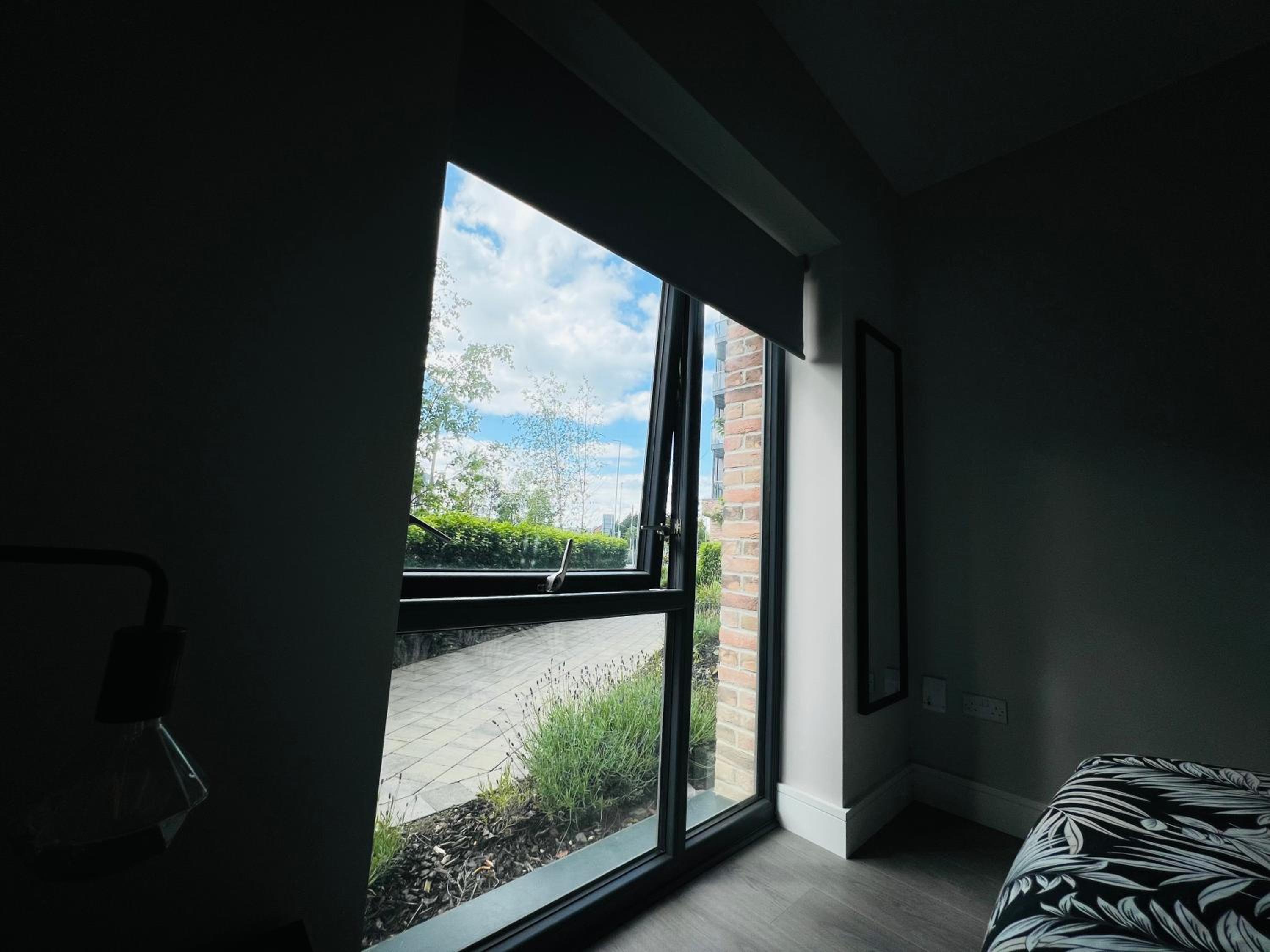 PRIVATE KING SIZE ROOM in WELL DECORATED SHARED FLAT