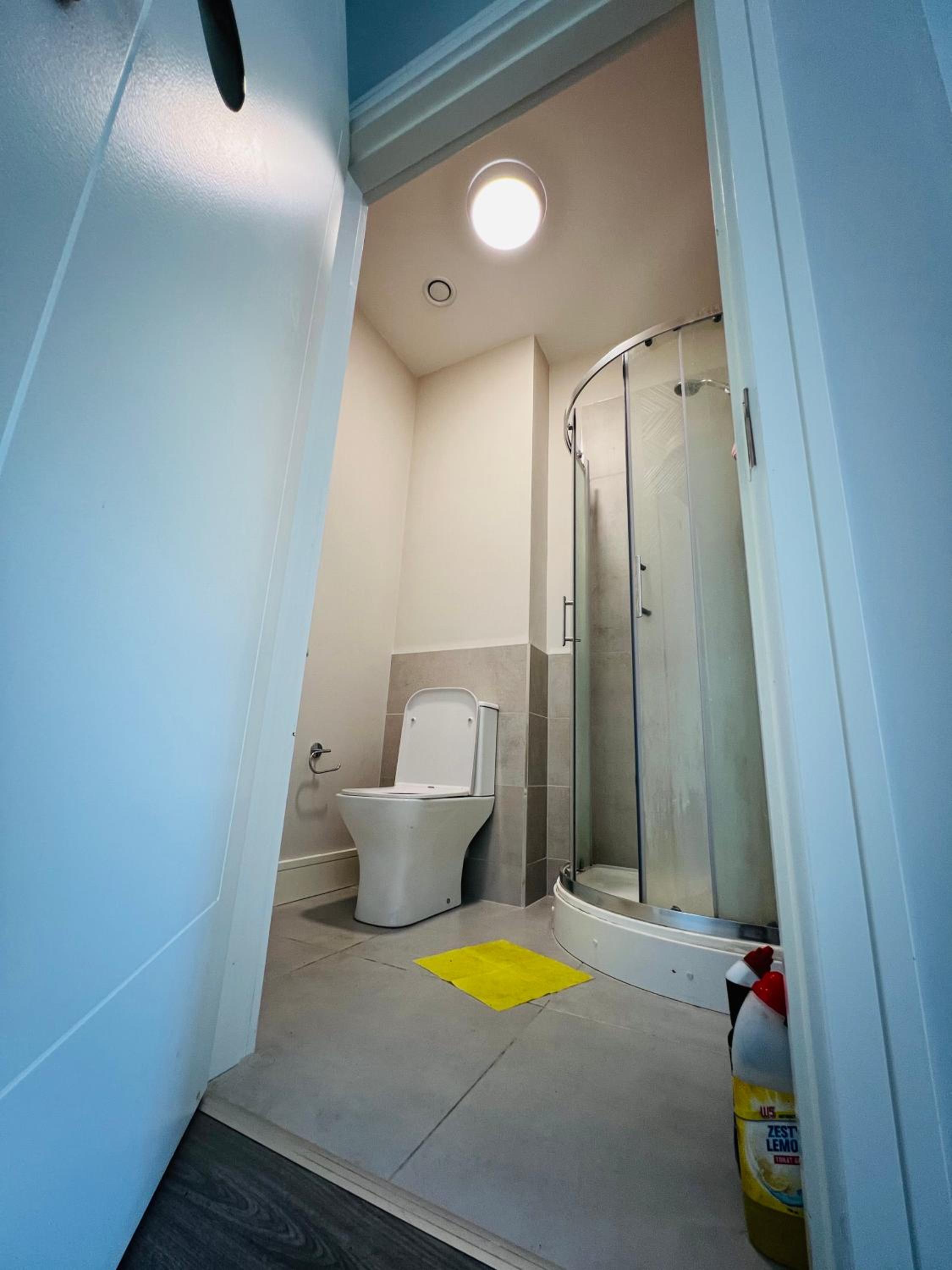PRIVATE KING SIZE ROOM in WELL DECORATED SHARED FLAT