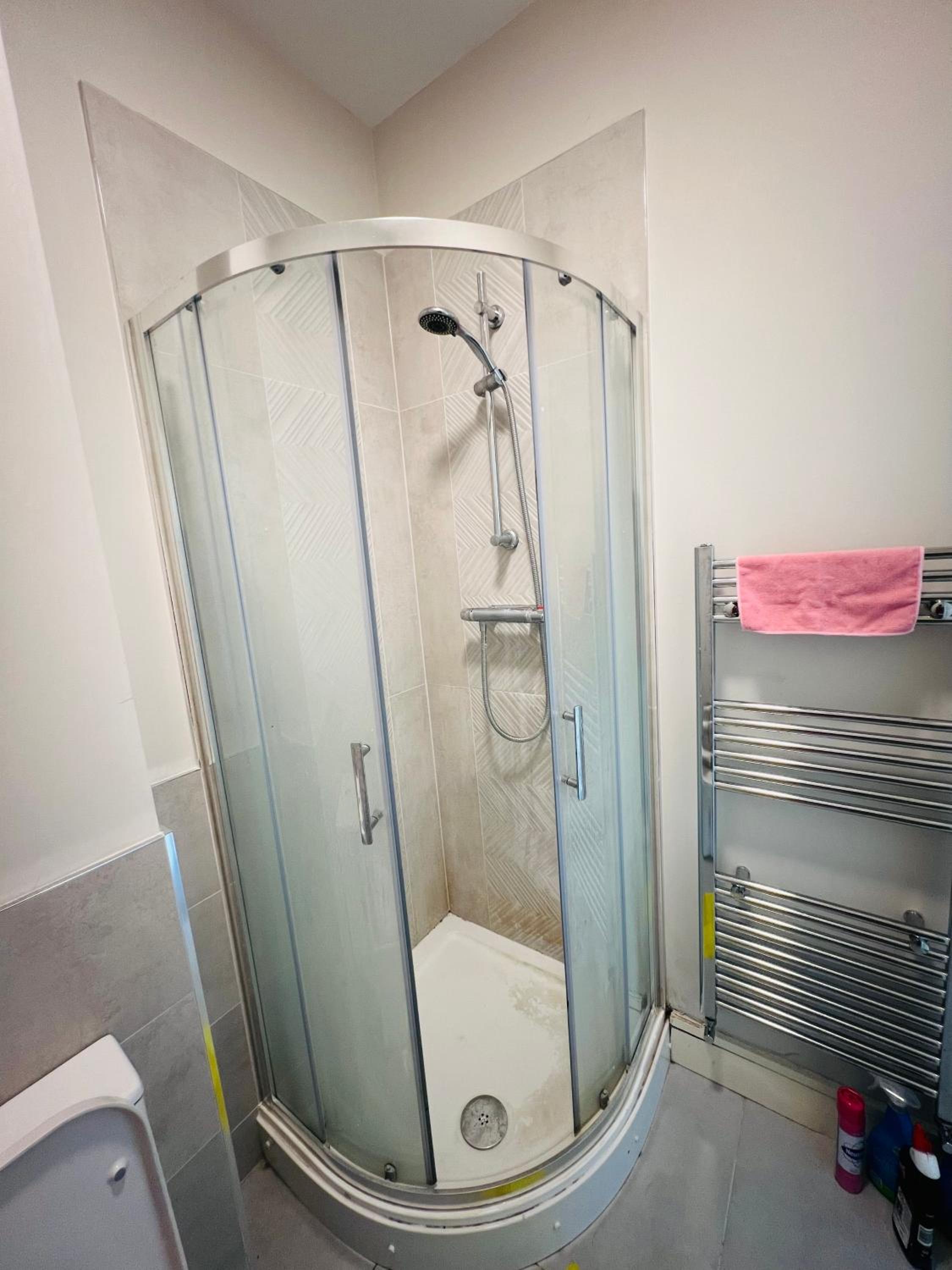 PRIVATE KING SIZE ROOM in WELL DECORATED SHARED FLAT