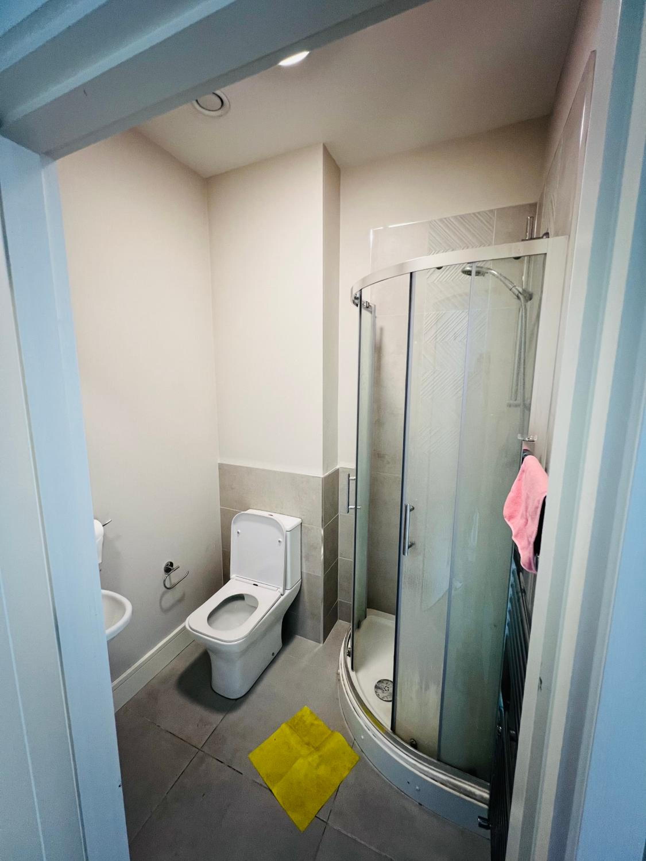PRIVATE KING SIZE ROOM in WELL DECORATED SHARED FLAT