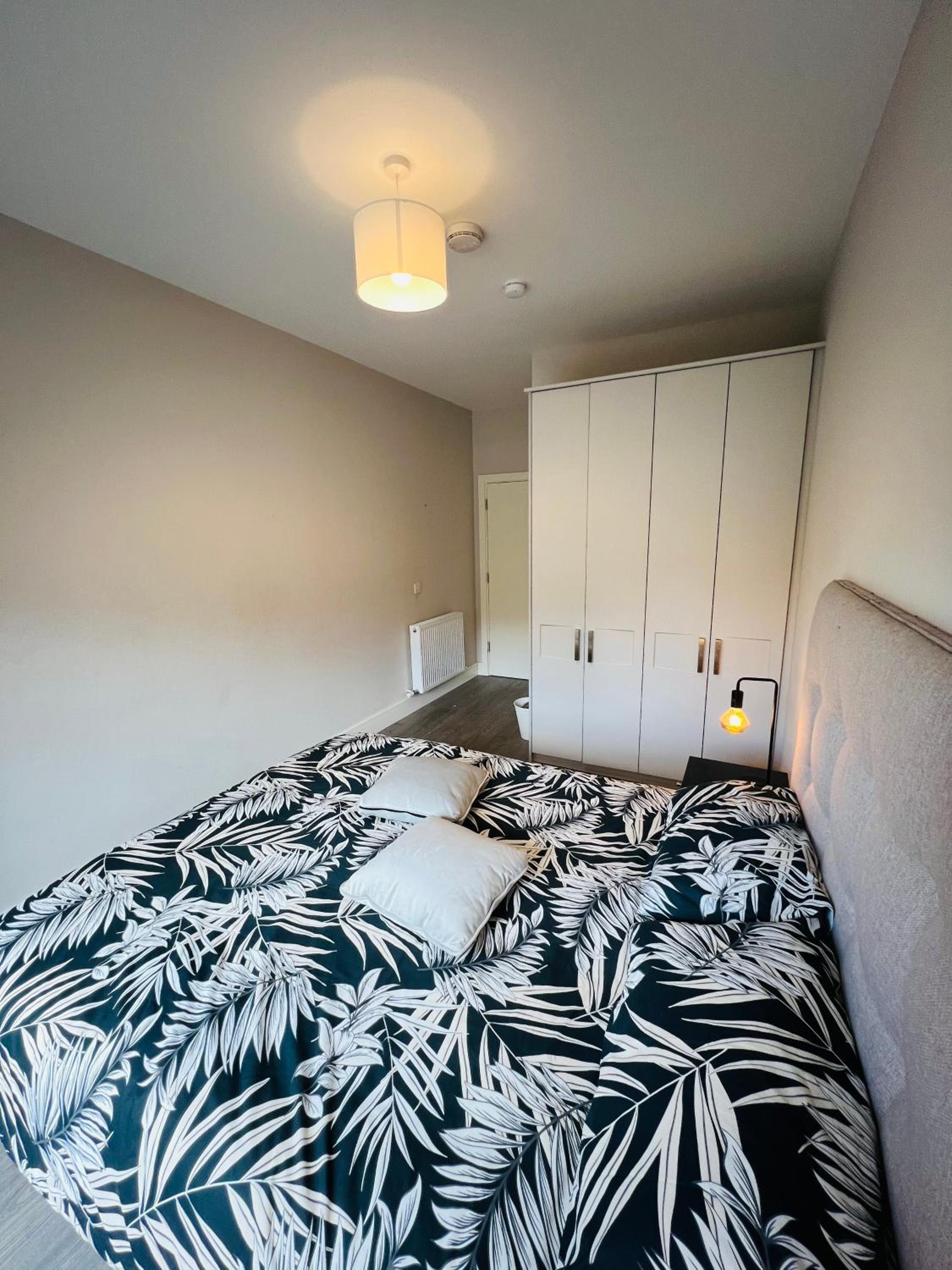 PRIVATE KING SIZE ROOM in WELL DECORATED SHARED FLAT