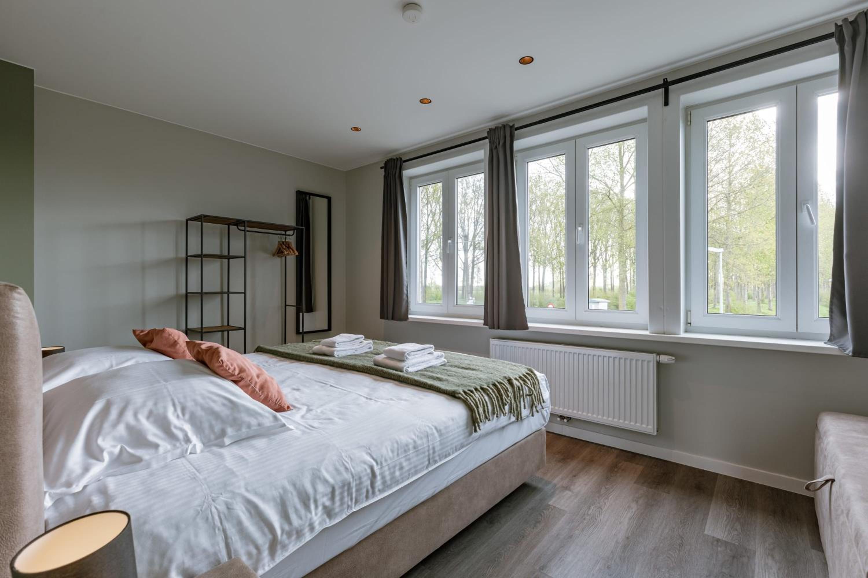 Huswell - Holiday home along the canal with great views