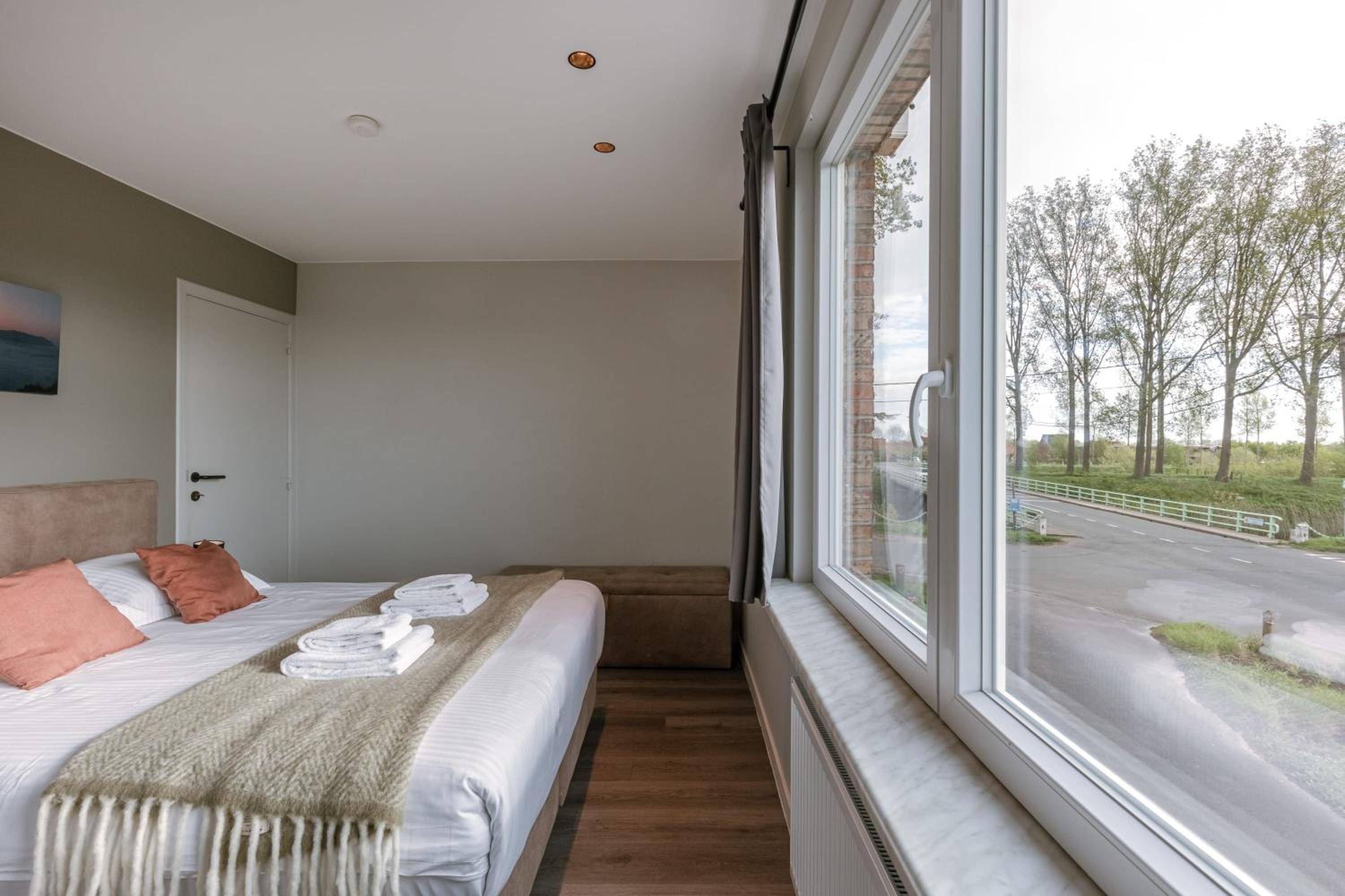 Huswell - Holiday home along the canal with great views