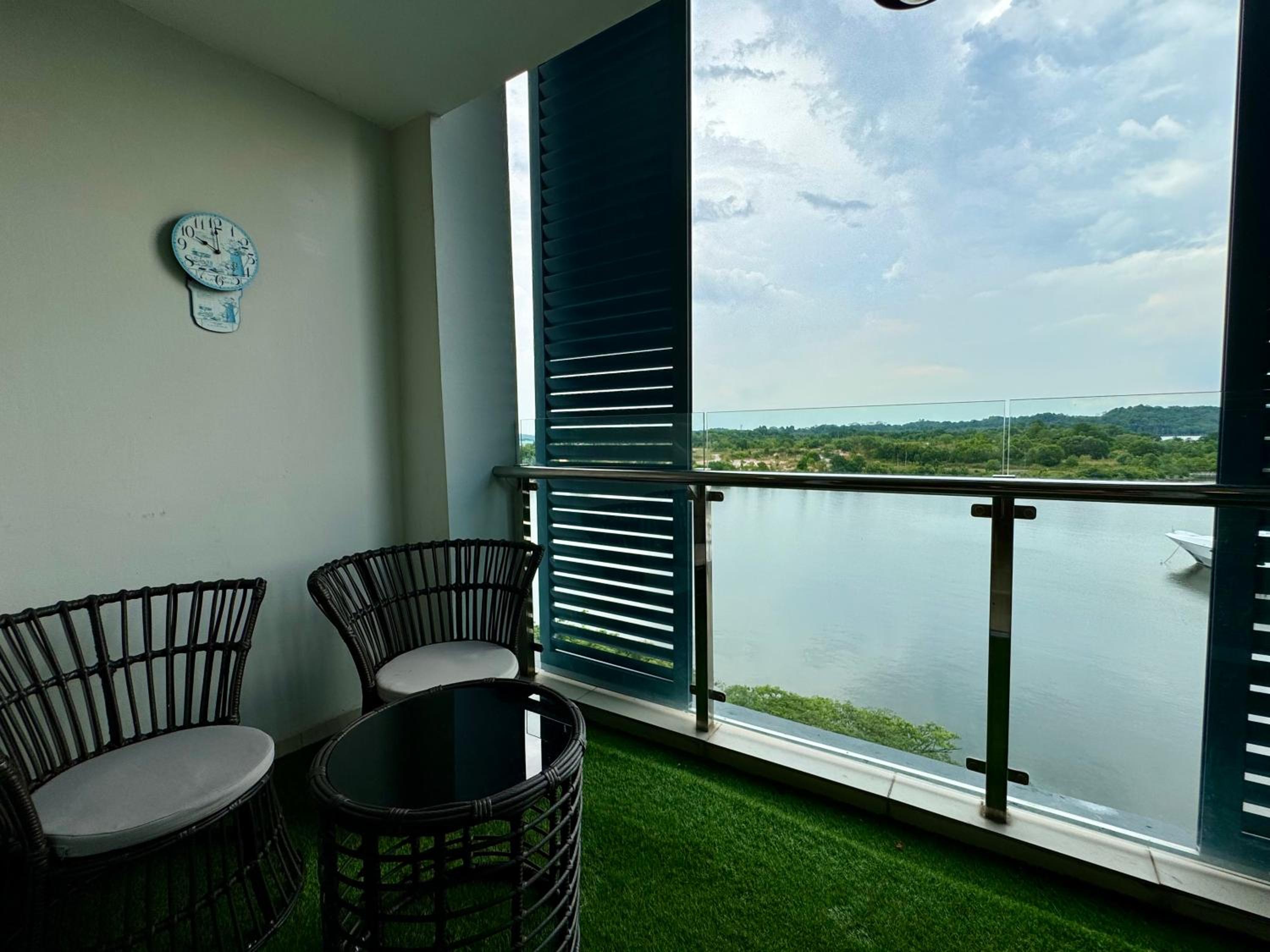Puteri Harbour 3BR - A Million Dollar View - 7 mins to Legoland photo 3
