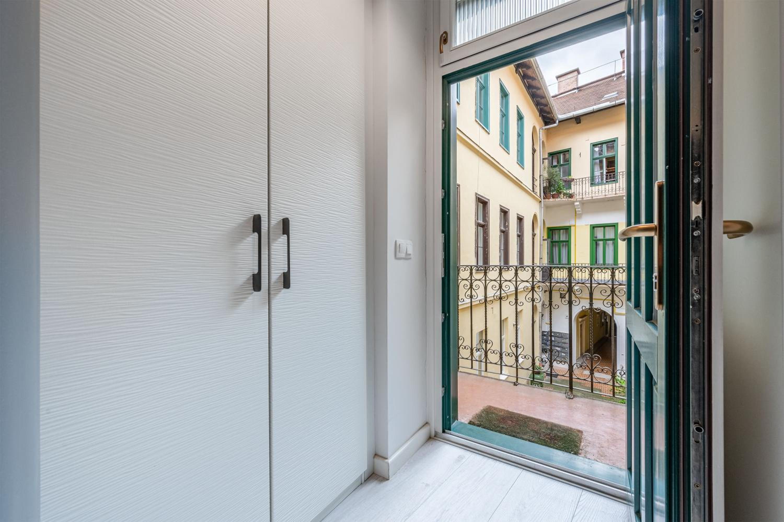 District 6th Sense Apartment