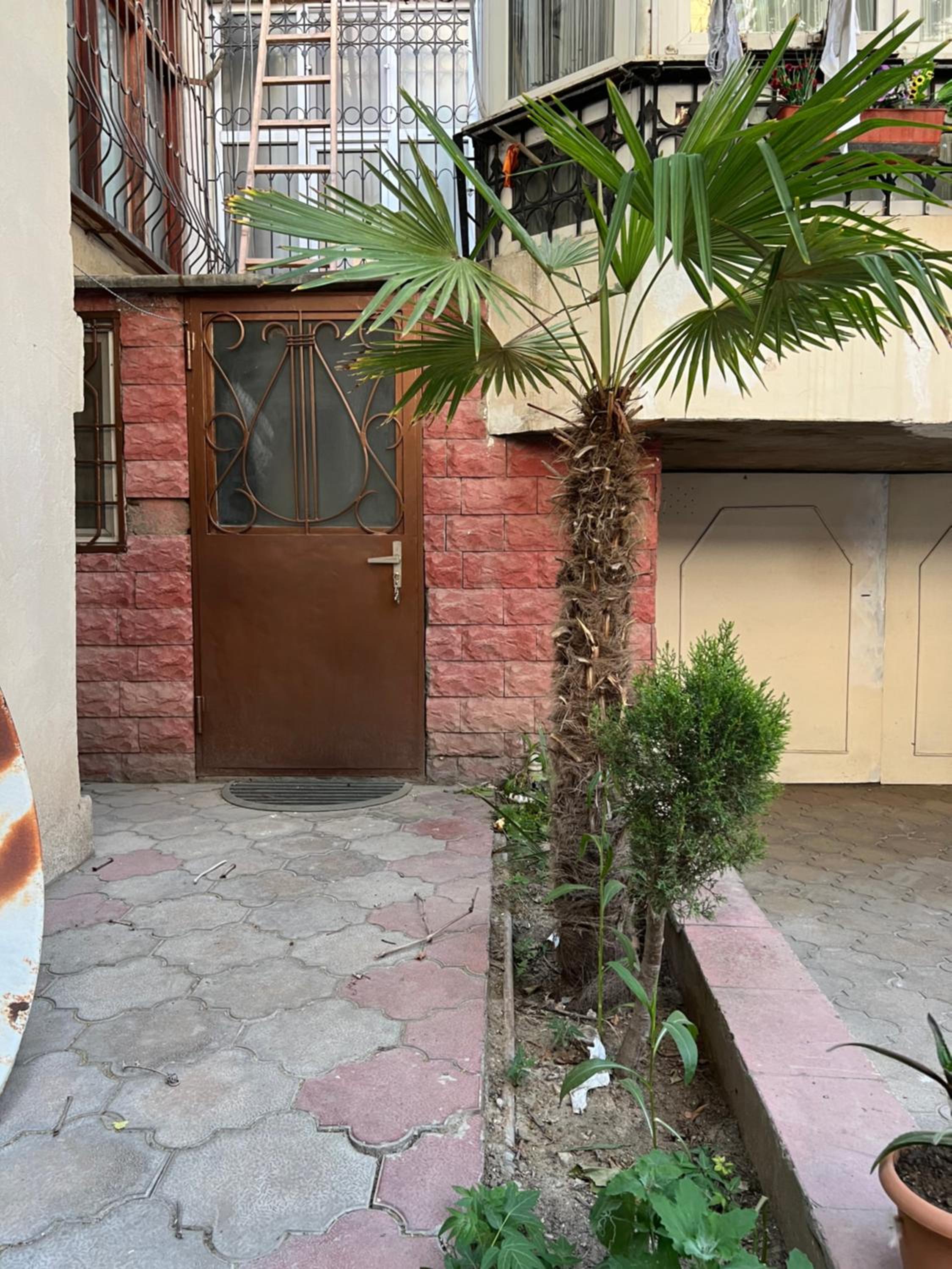 House next to Boulevard