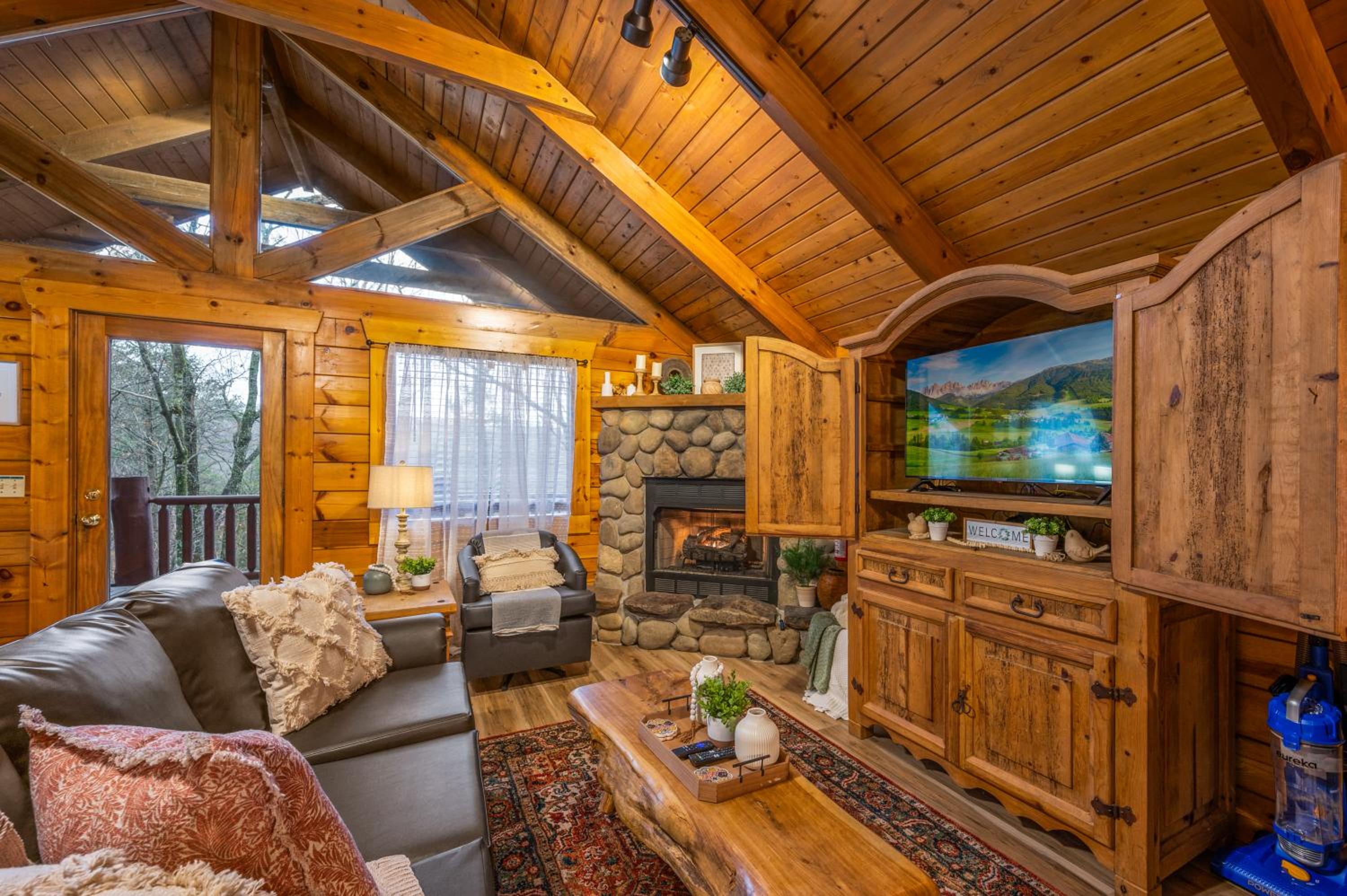 Log Cabin, Hot Tub, Fireplace, Pool Table & Views!