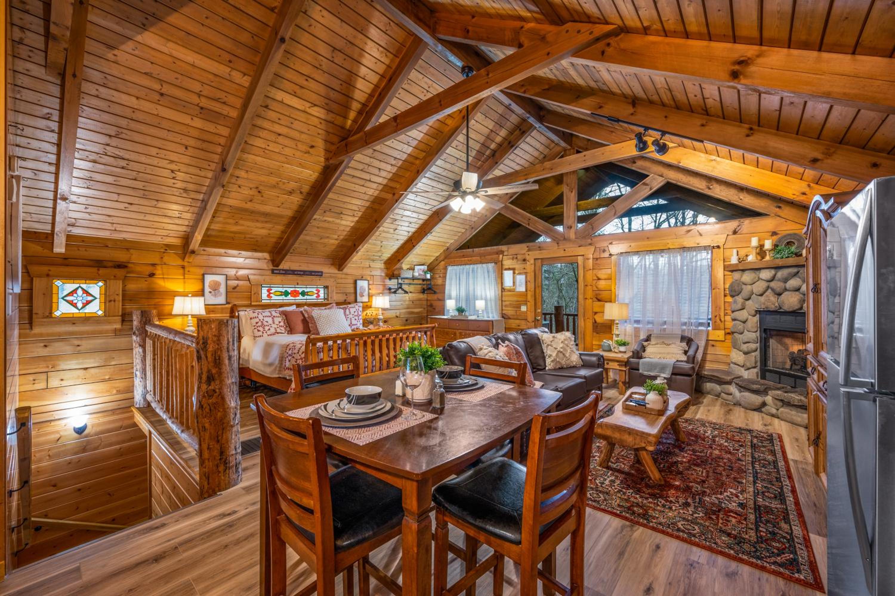 Log Cabin, Hot Tub, Fireplace, Pool Table & Views!