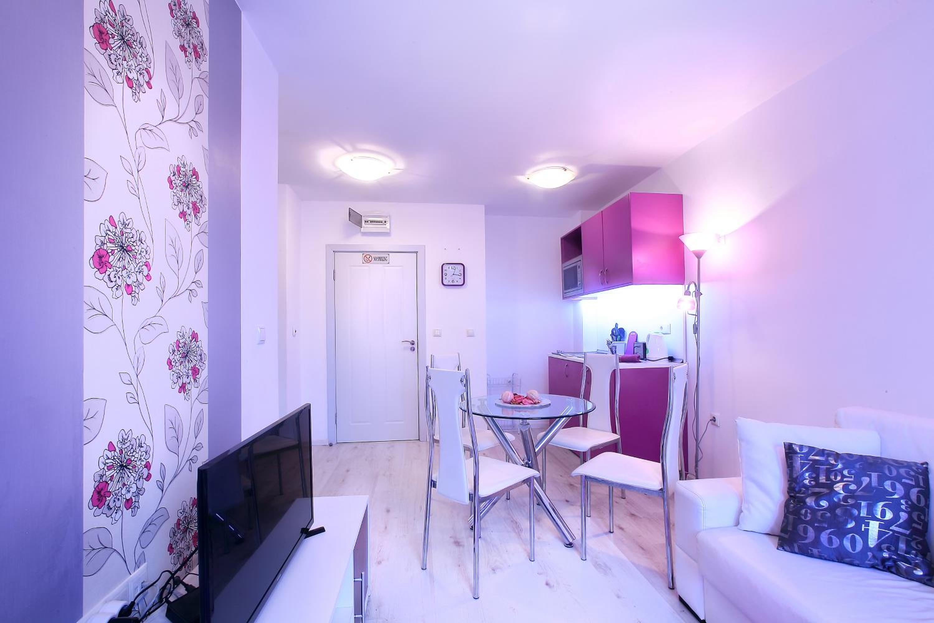 Private apartment with parking and pool