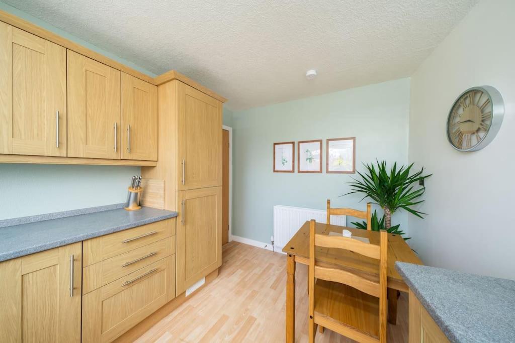 Central Detached Cottage For 2 Adults With Garden view 5
