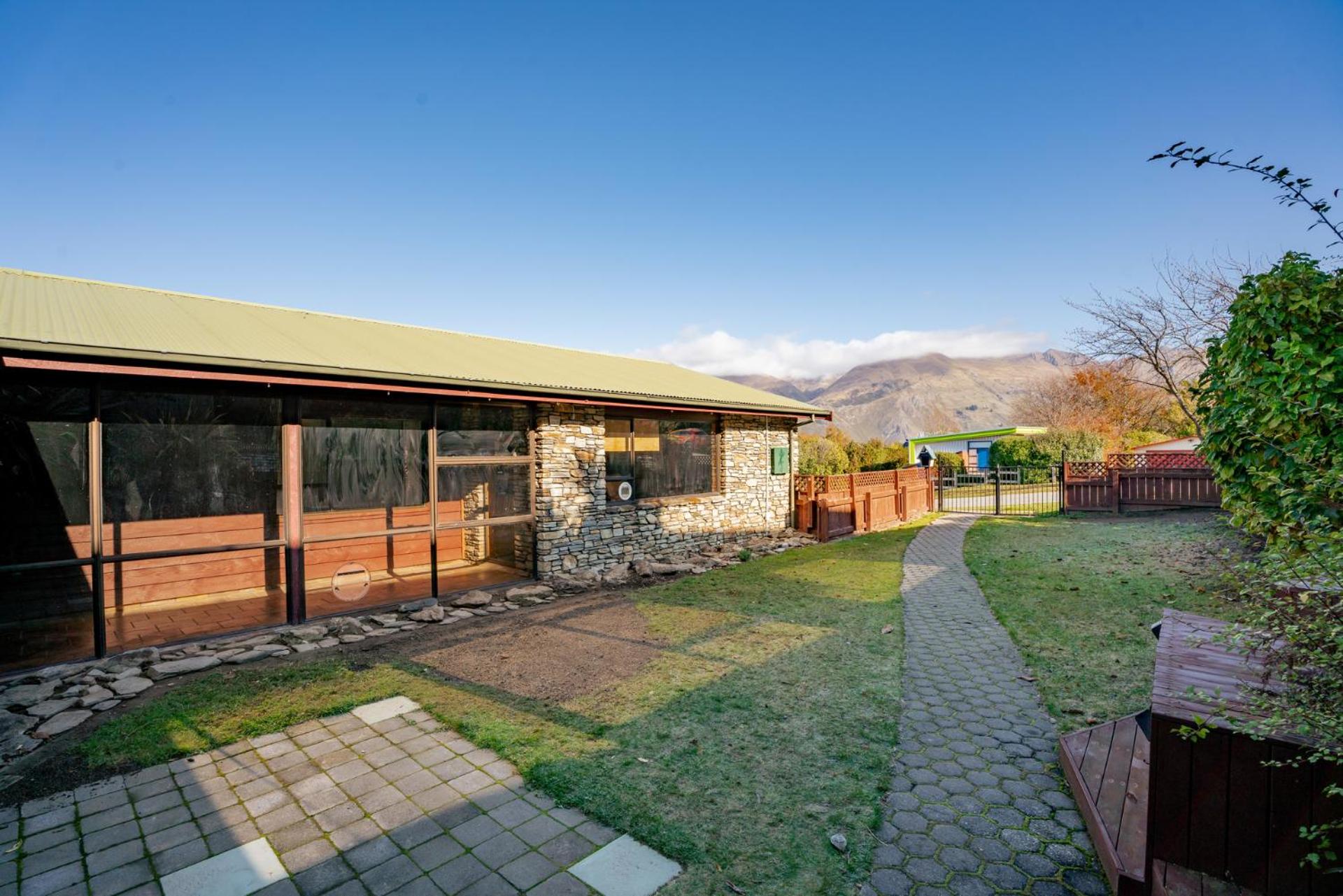 Lake Stroll Charm - Wanaka Holiday Home view 3