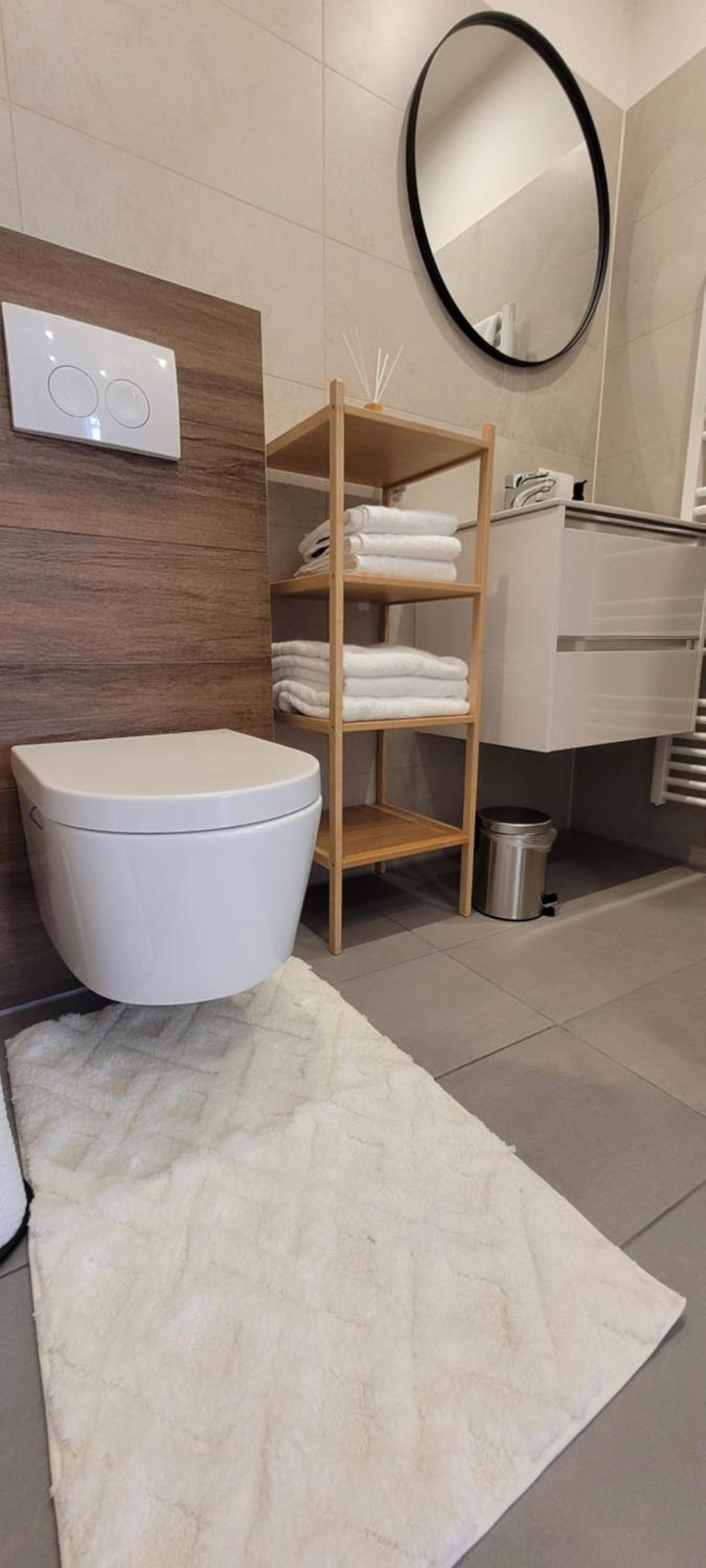 Altbauwohnung mit Charme - selbst Check In - Queensize Bett