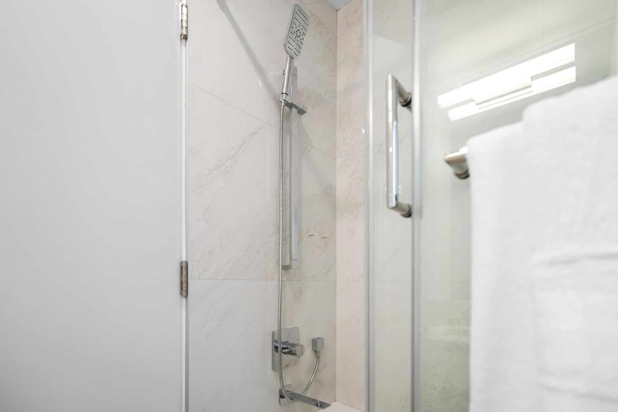 Brand New 2 Bedroom Point Grey Getaway