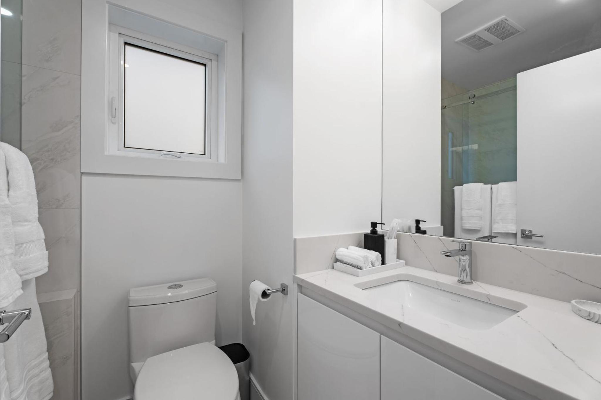 Brand New 2 Bedroom Point Grey Getaway
