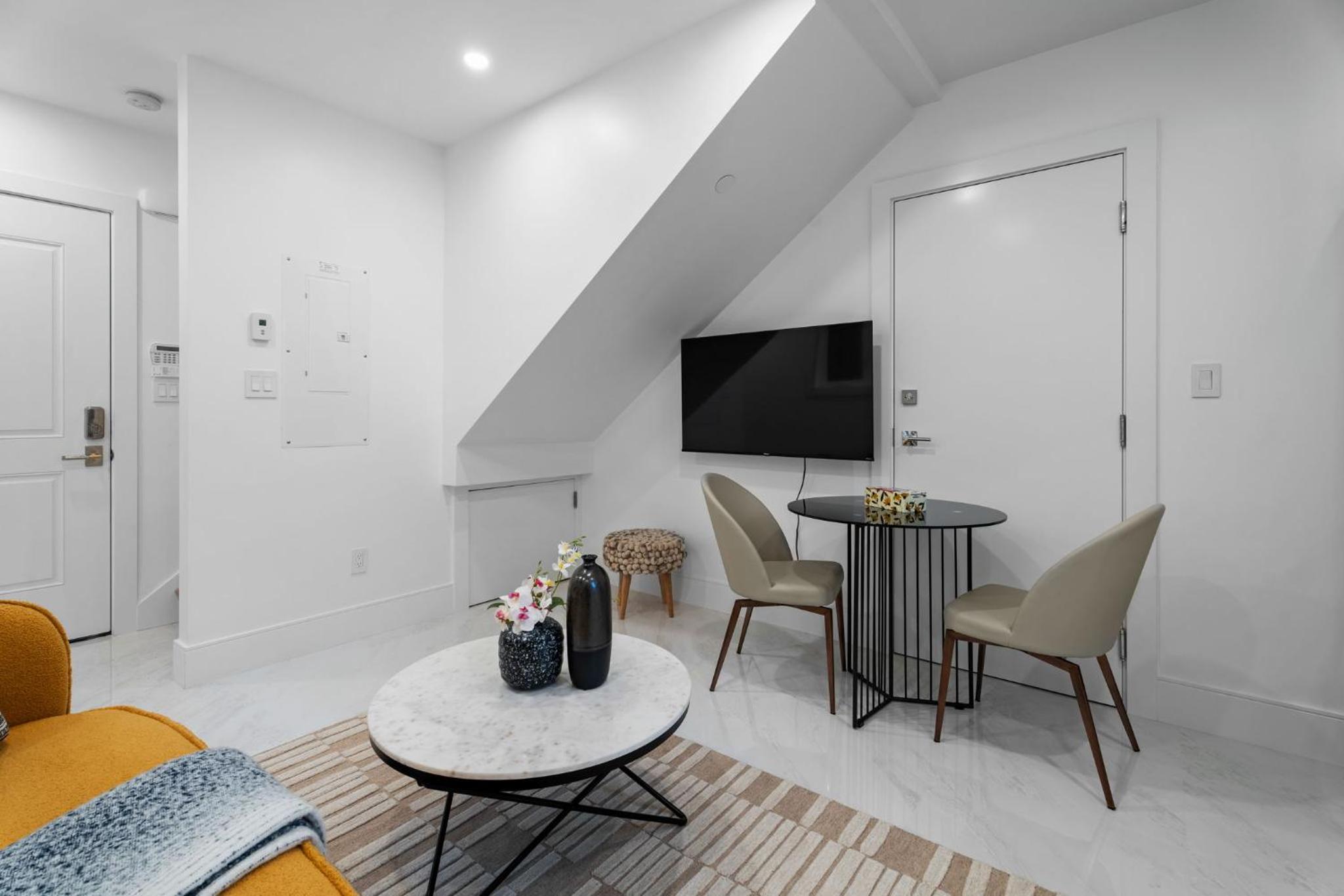 Brand New 2 Bedroom Point Grey Getaway
