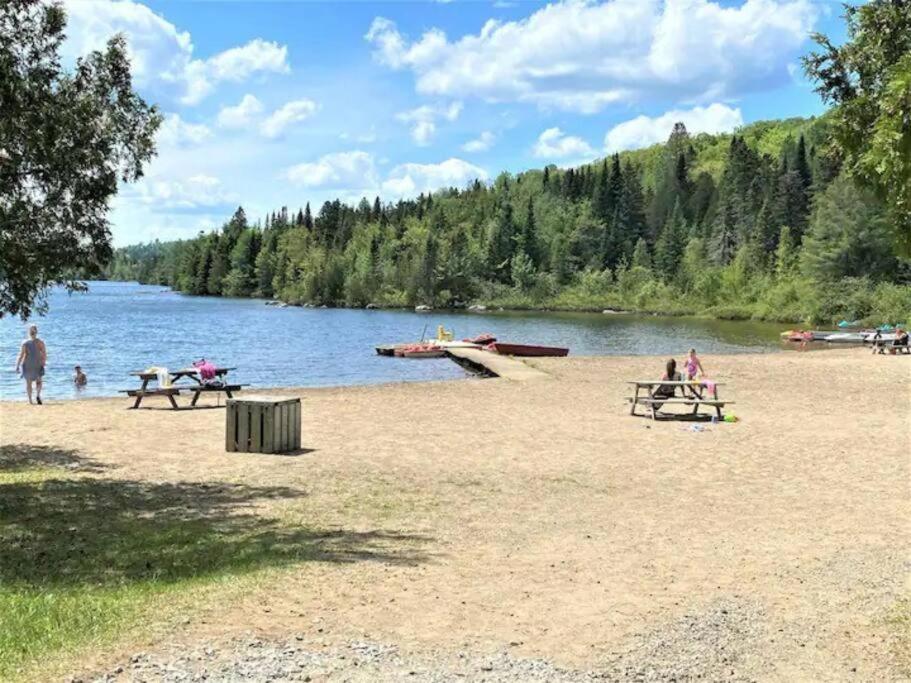 Le P'tit Bonheur - Plage avec embarcations