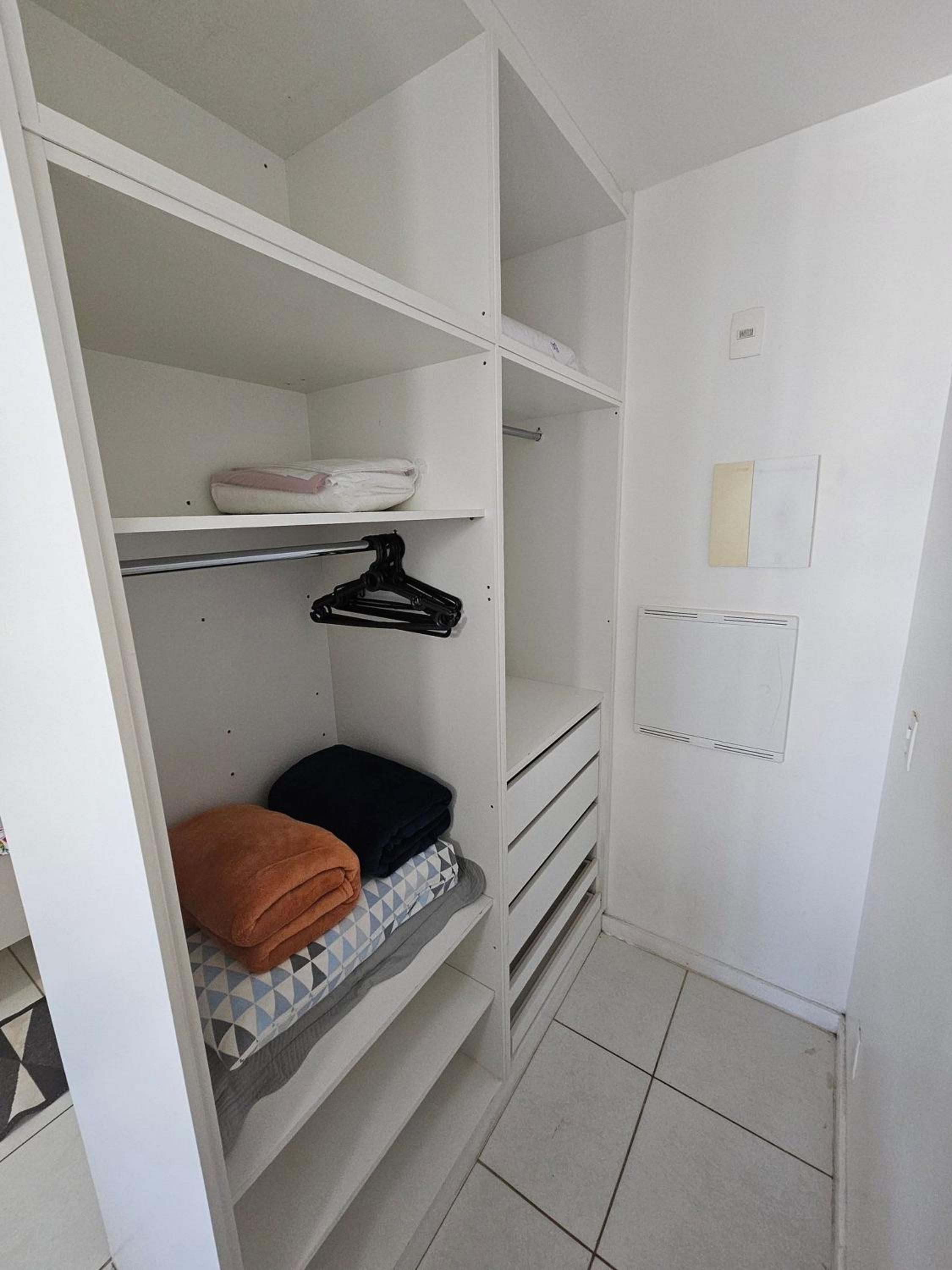 V909 Flat bem espaçoso com varanda vista Esplanada