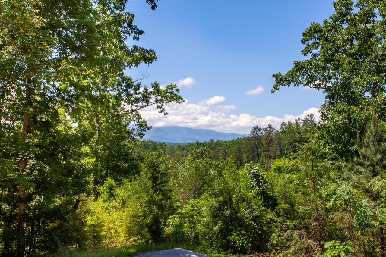 Scenic Seclusion w Hot Tub View PuttPutt More