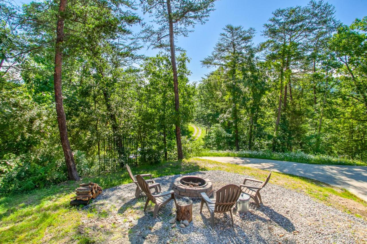 Scenic Seclusion w Hot Tub View PuttPutt More