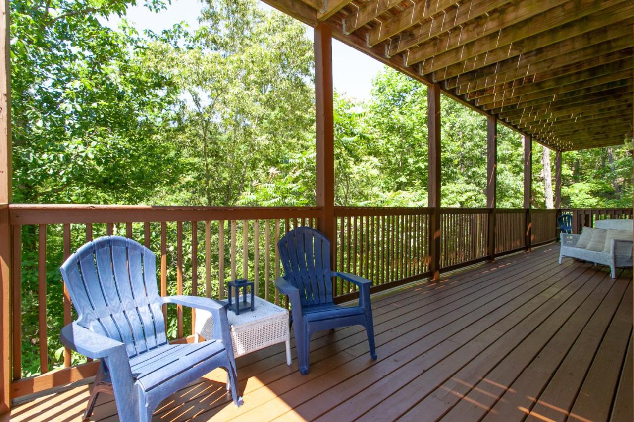 Scenic Seclusion w Hot Tub View PuttPutt More