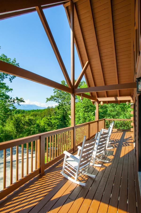 Scenic Seclusion w Hot Tub View PuttPutt More
