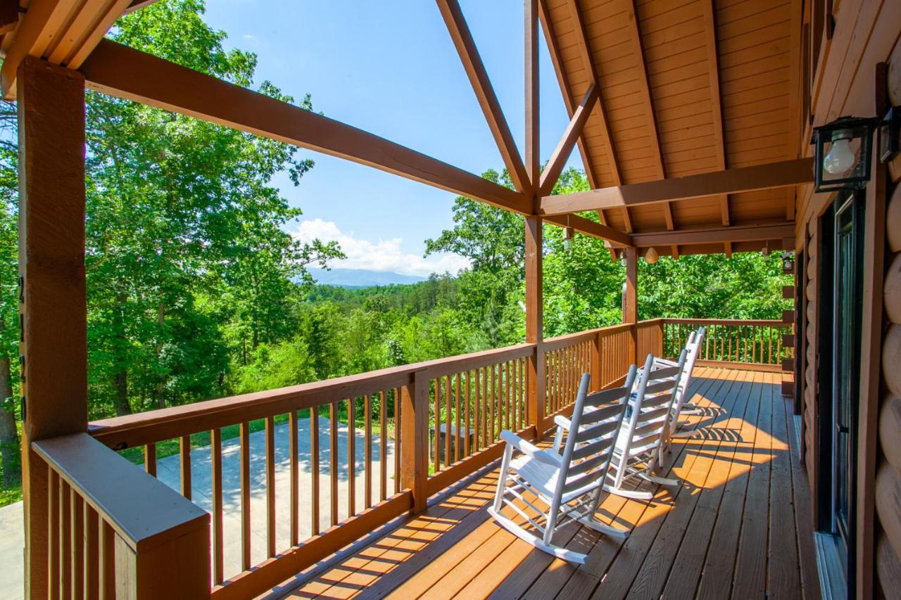 Scenic Seclusion w Hot Tub View PuttPutt More