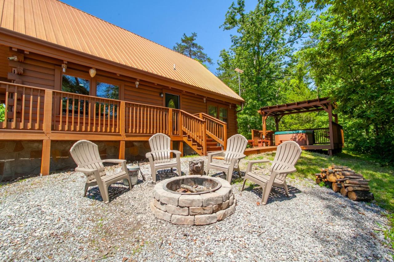 Scenic Seclusion w Hot Tub View PuttPutt More