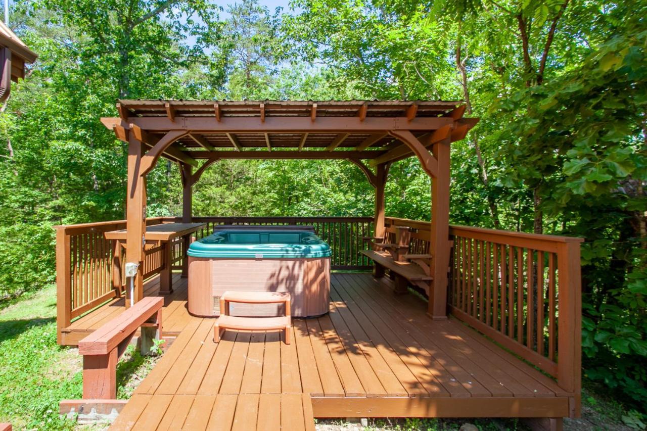 Scenic Seclusion w Hot Tub View PuttPutt More