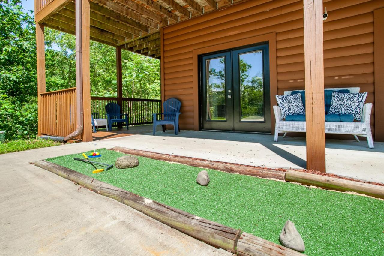 Scenic Seclusion w Hot Tub View PuttPutt More
