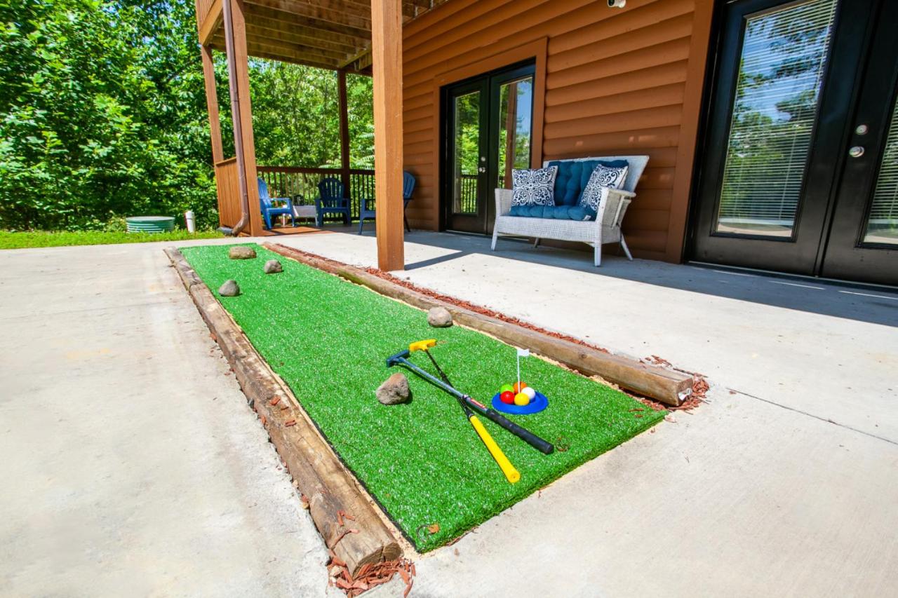 Scenic Seclusion w Hot Tub View PuttPutt More