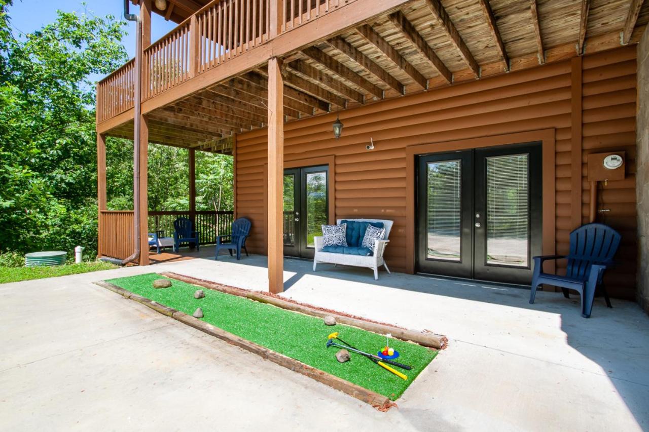 Scenic Seclusion w Hot Tub View PuttPutt More