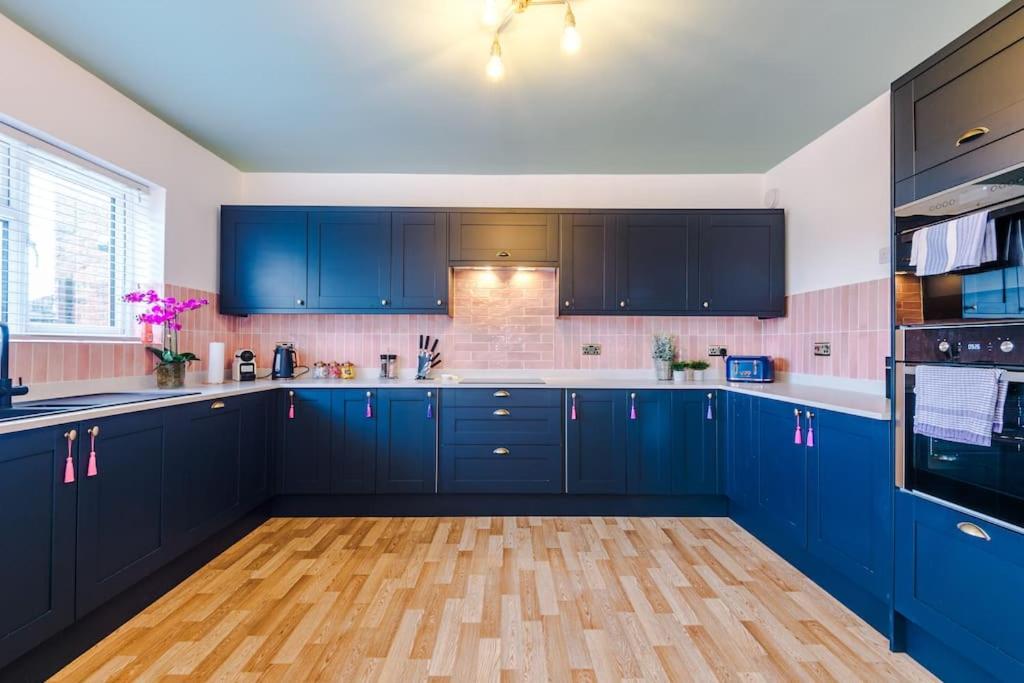 Large Farmhouse, Family Business stays - sleeps 8 view 2