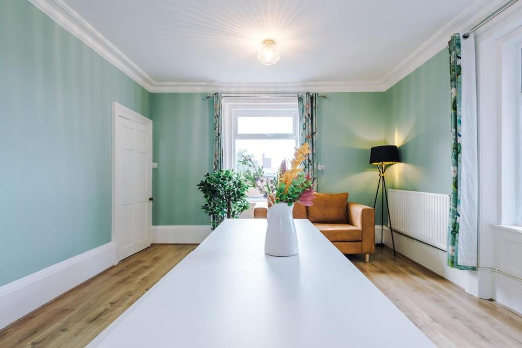 Large Farmhouse, Family Business stays - sleeps 8 view 3