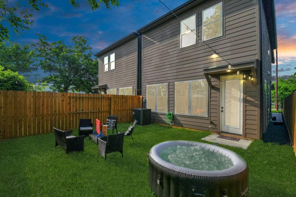 Stylish & Cozy - HOT TUB 4 Beds Near Downtown