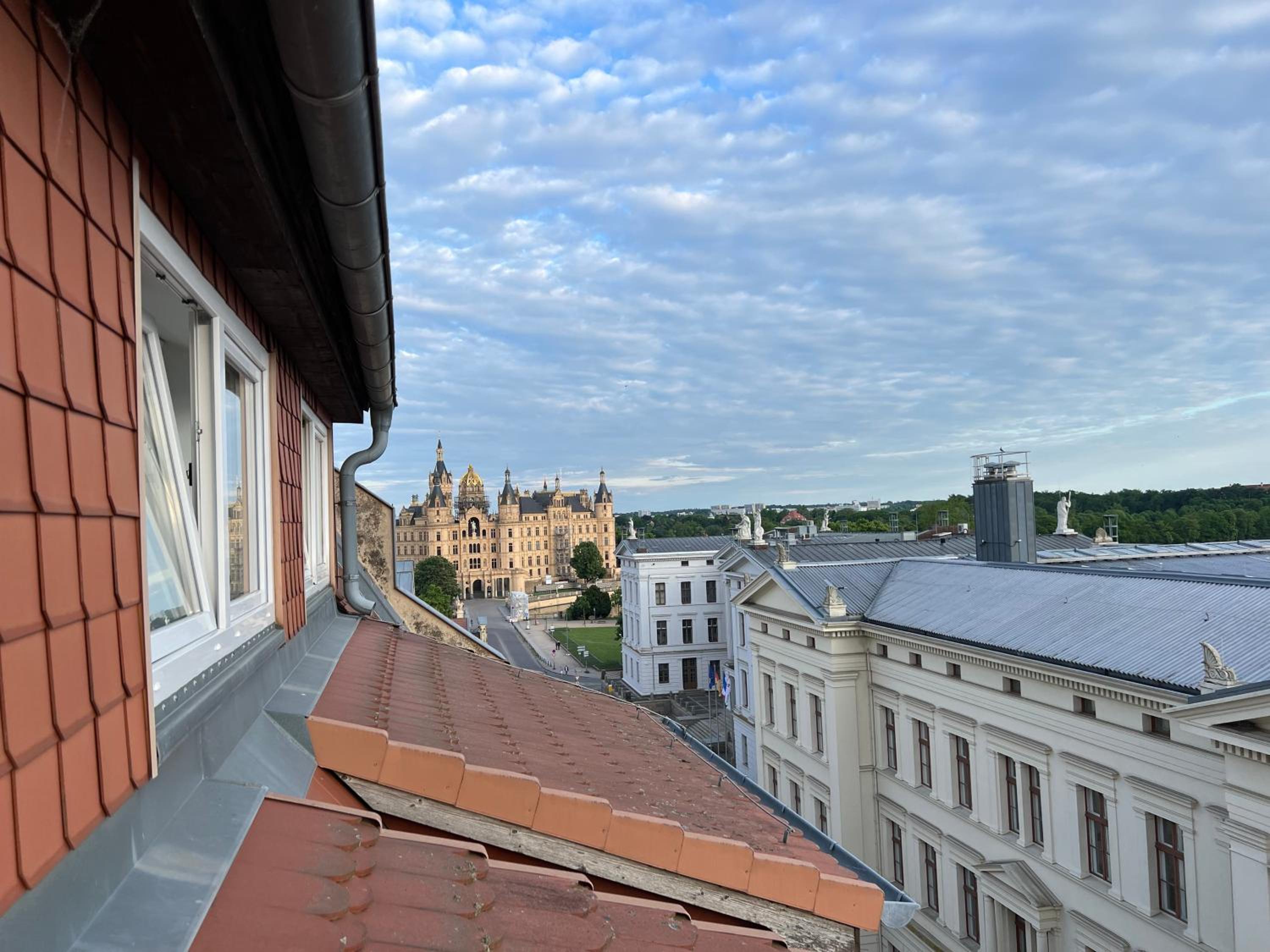 Helle großzügige Dachgeschoss Wohnung I Parkplatz I Schloss Blick #Cosiness Company