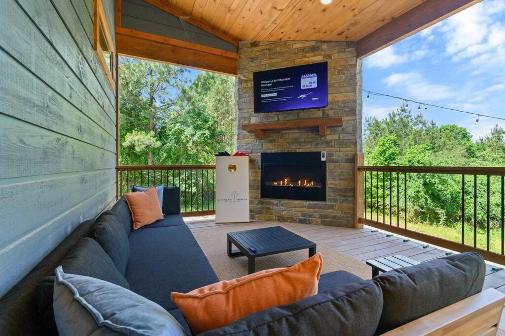Luxury Top Rated Cabin! Hot Tub - Fire Pit - Decks - Game Room - Walk to Town view 2