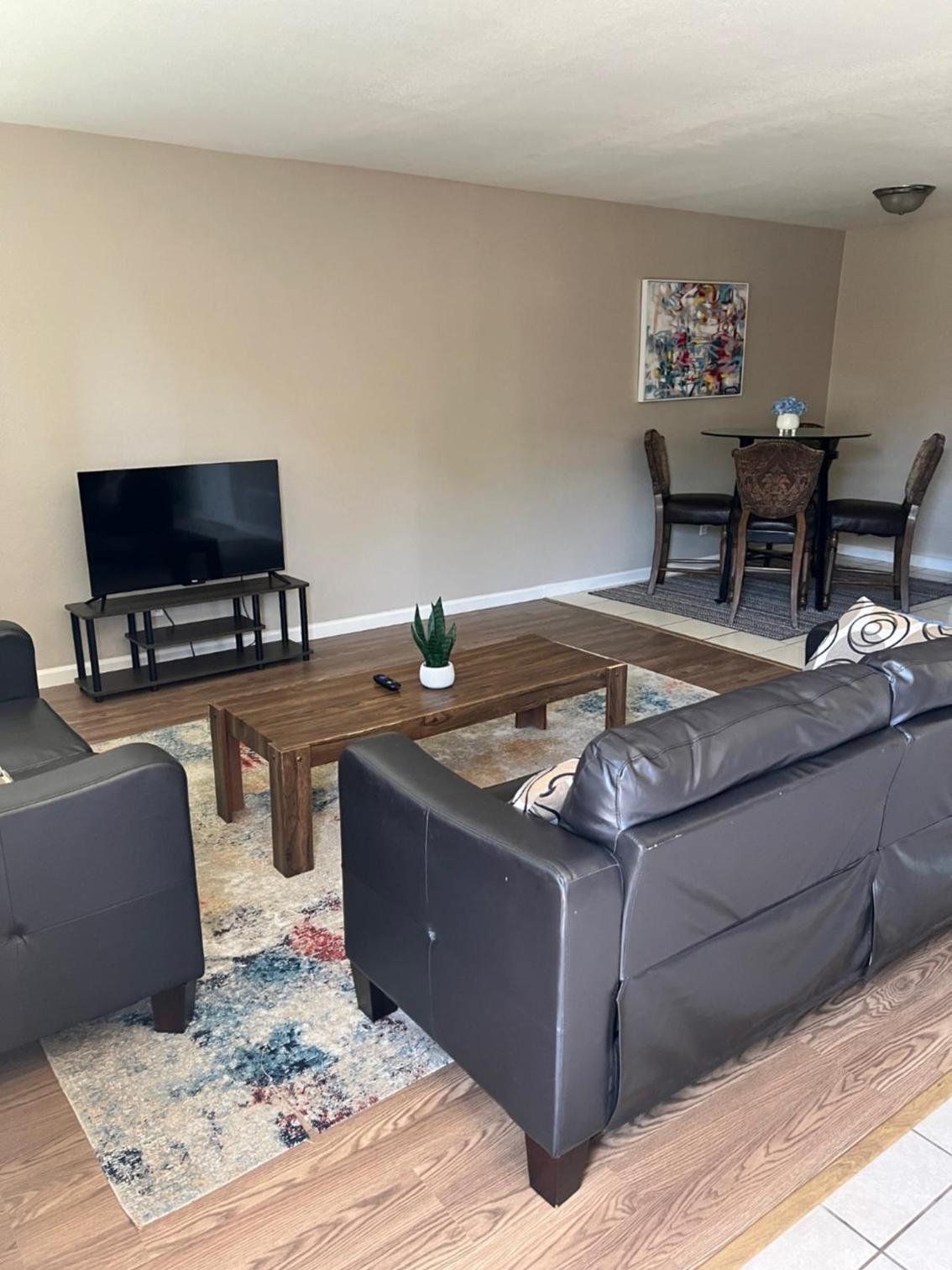 Serene 2bed 1bath condo with parking view 4