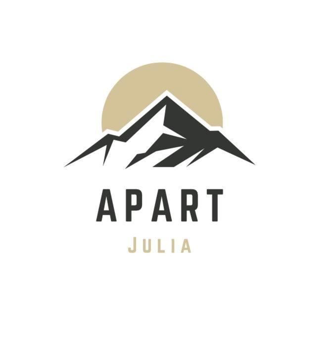 Julia, Apart