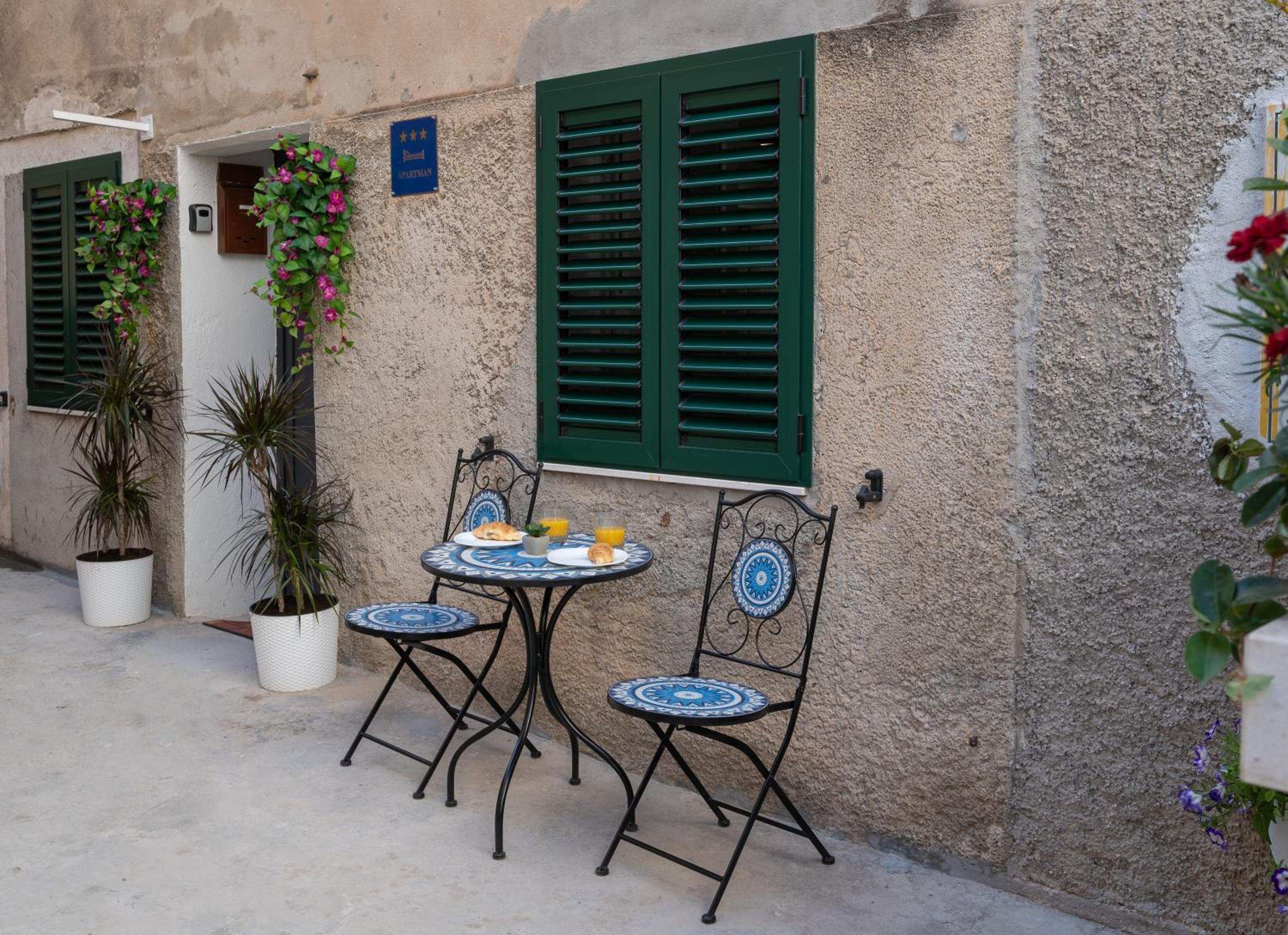 Bernard Deluxe Renovated Peaceful Old Town Gem view 5