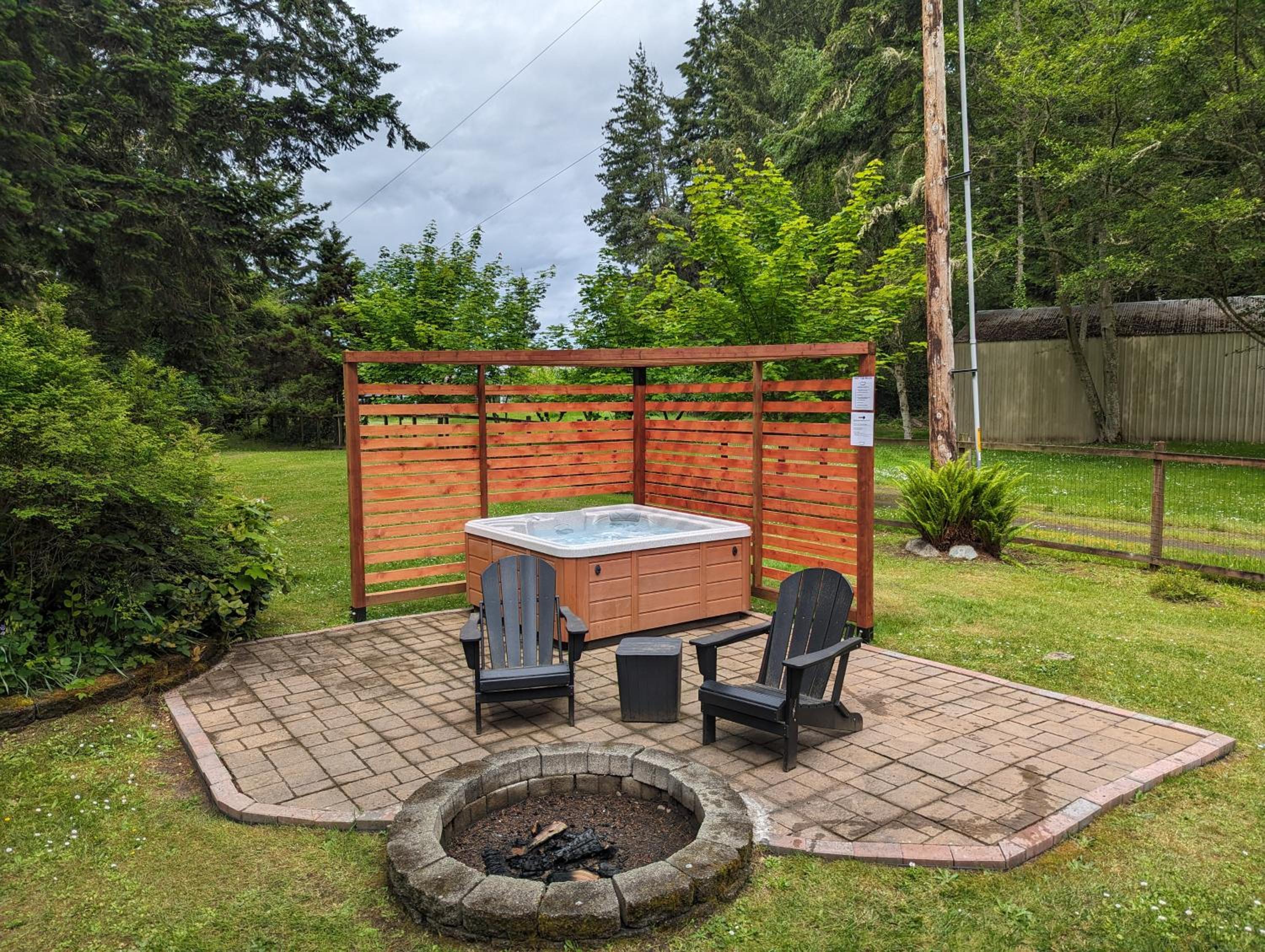 Fox Paws Luxury Cabin - Hot tub, Fire pit & Pines! view 2