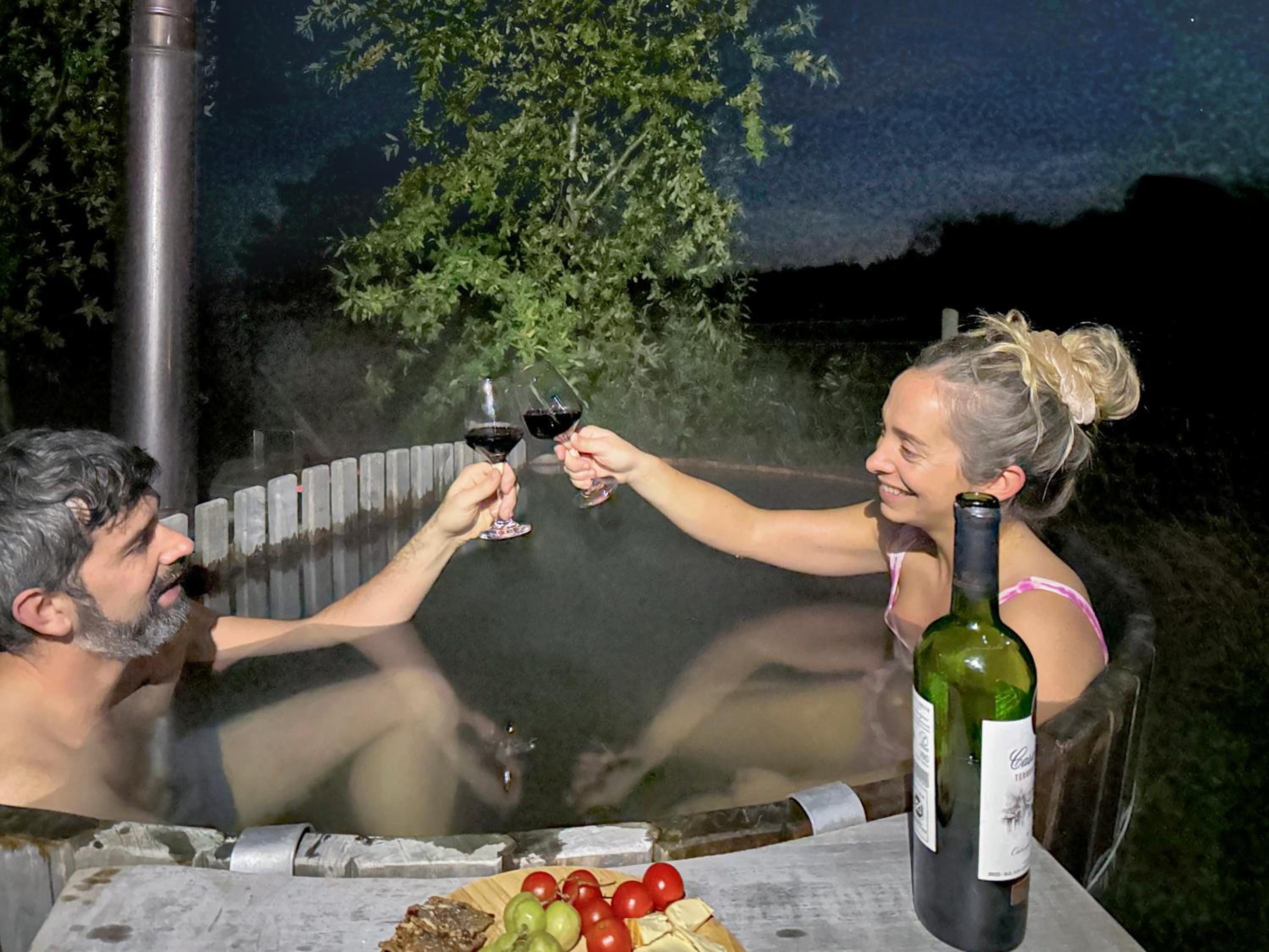 Orilla de Lago con Hot Tub, parrilla y vistas