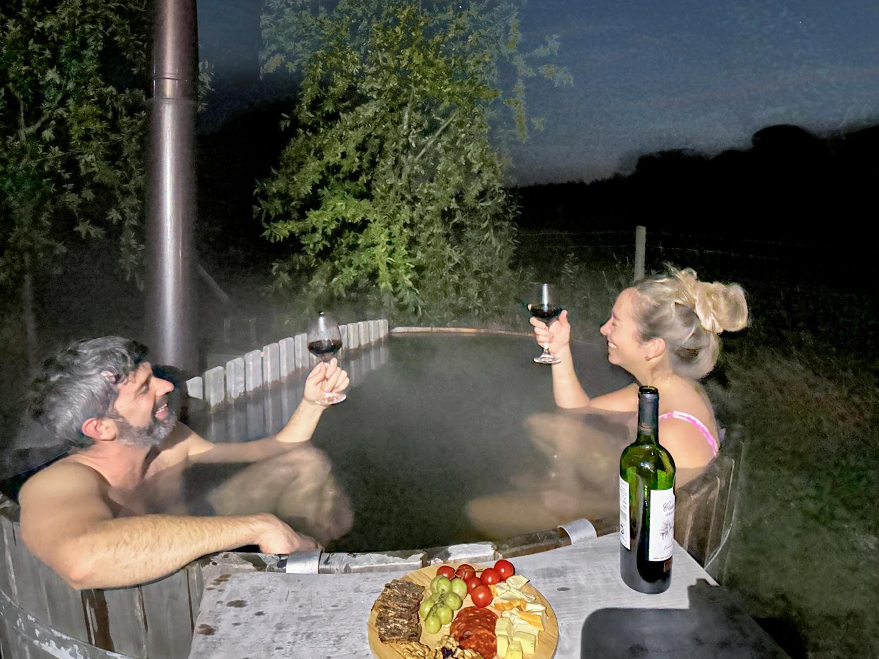 Orilla de Lago con Hot Tub, parrilla y vistas