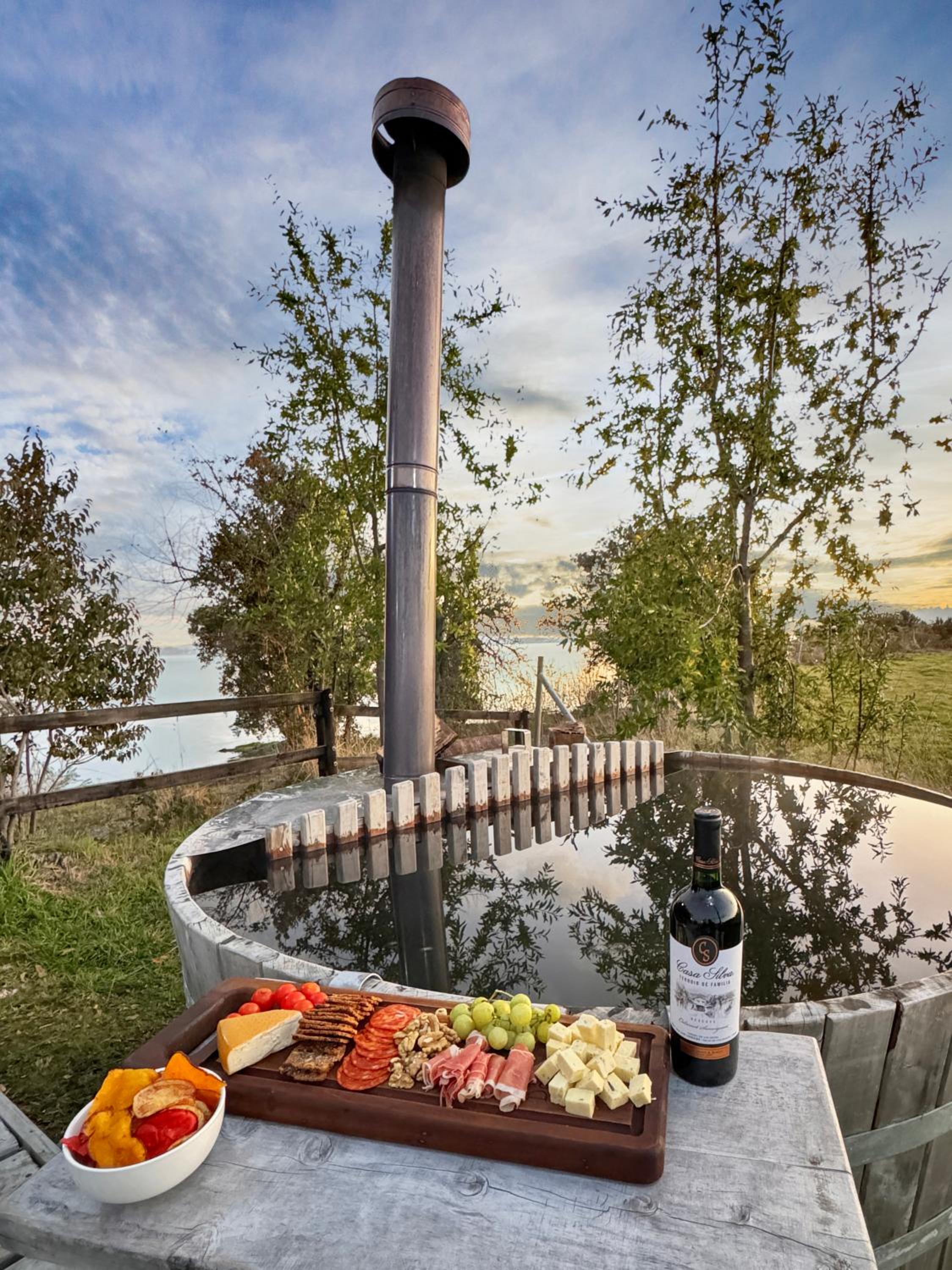 Orilla de Lago con Hot Tub, parrilla y vistas
