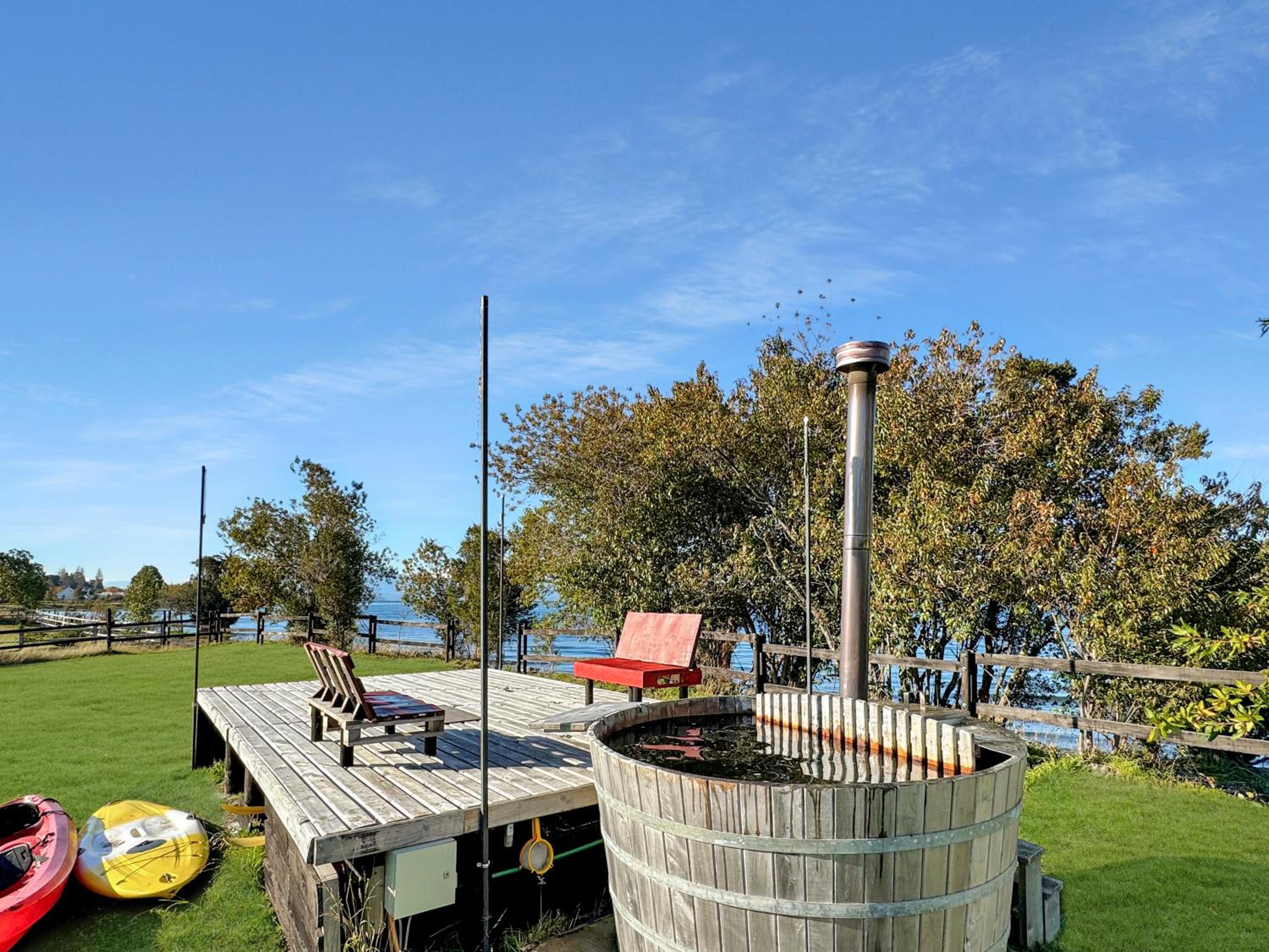 Orilla de Lago con Hot Tub, parrilla y vistas