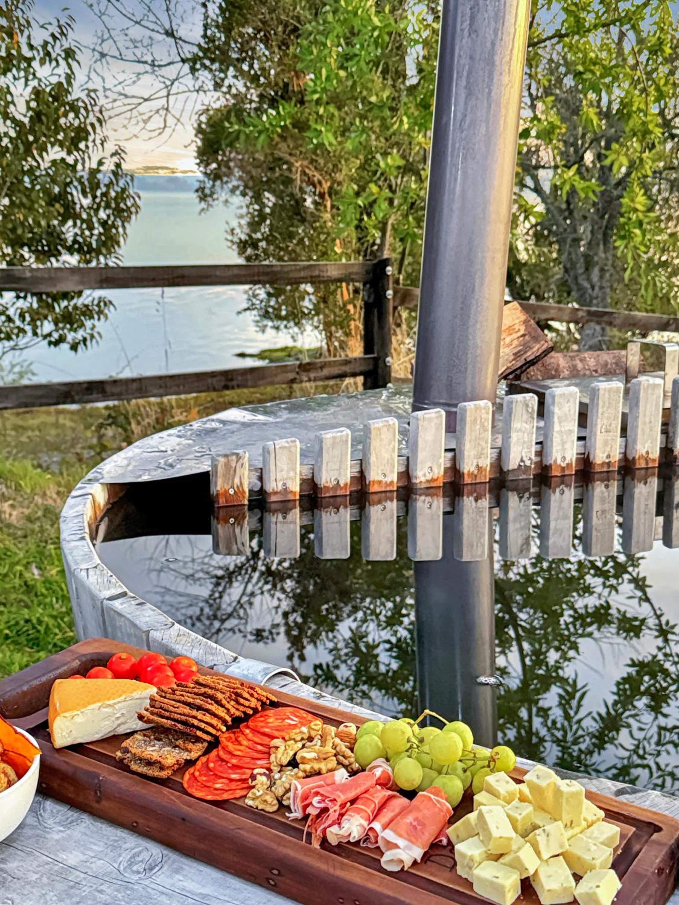 Orilla de Lago con Hot Tub, parrilla y vistas