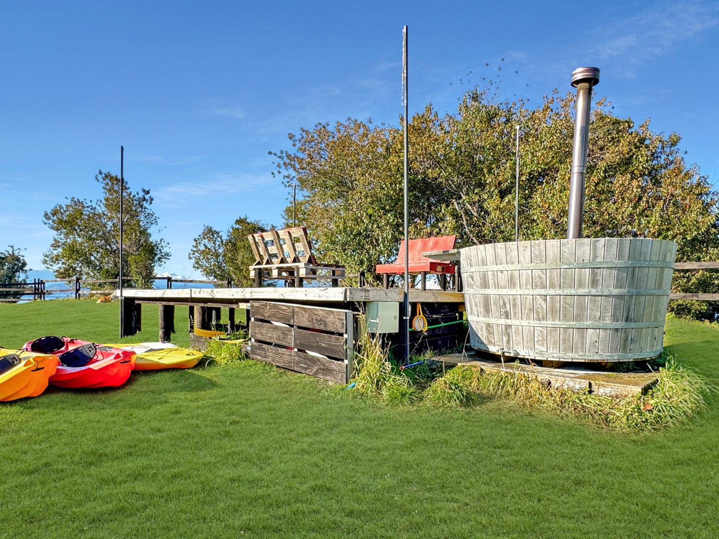 Orilla de Lago con Hot Tub, parrilla y vistas