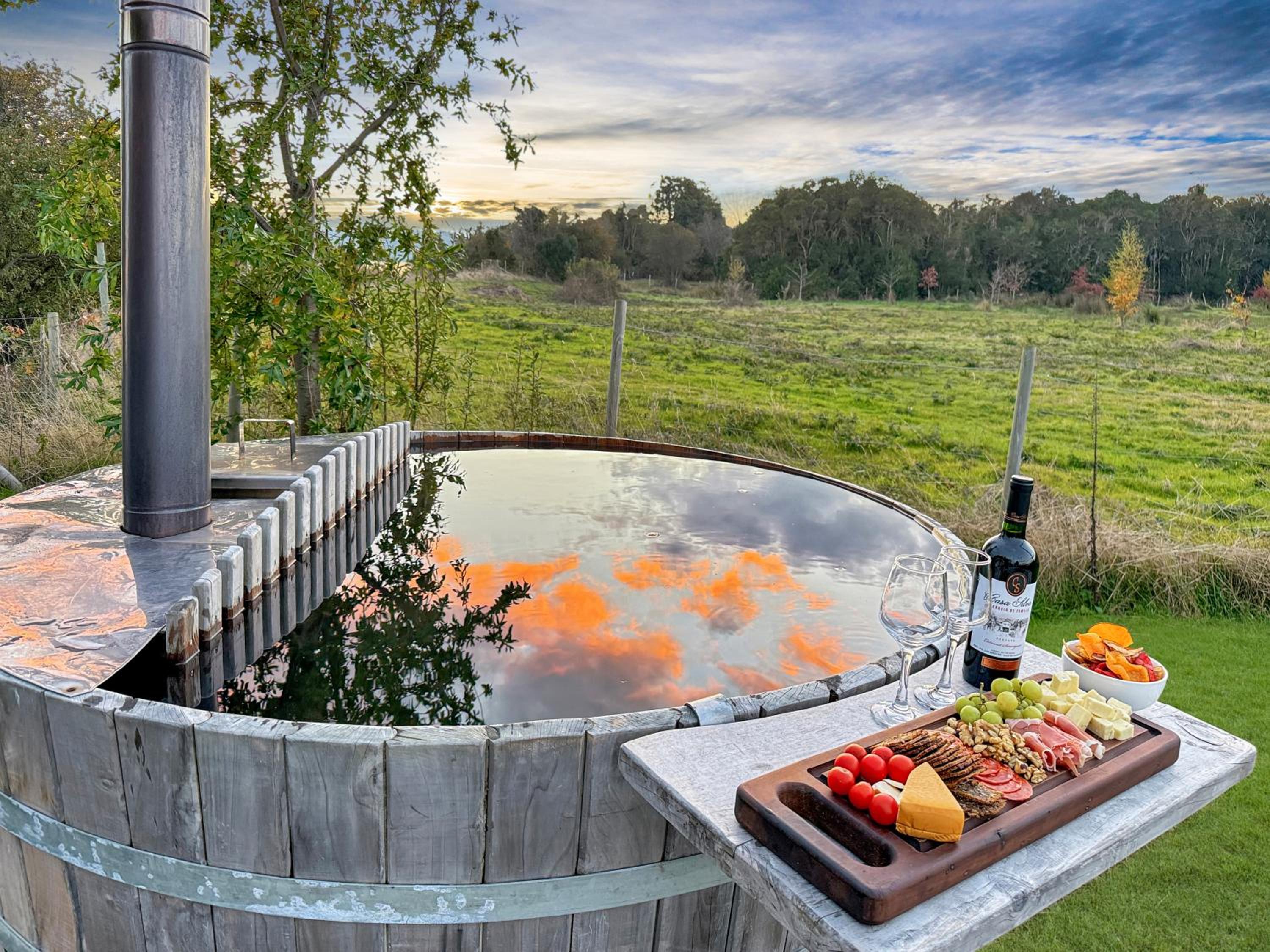Orilla de Lago con Hot Tub, parrilla y vistas